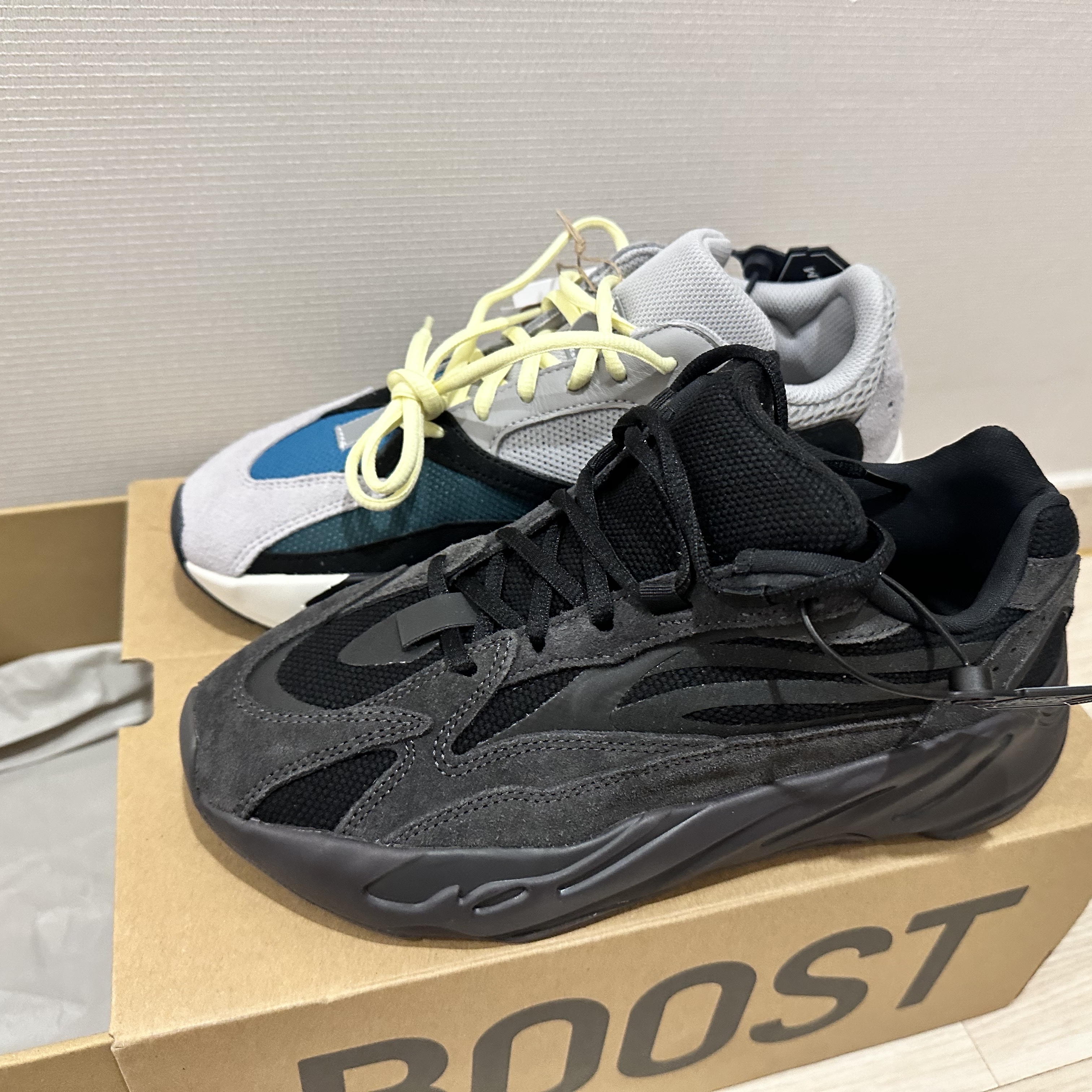 아디다스 이지 부스트 700 V2 반타 2019, 아디다스 이지 부스트 700 웨이브 러너 솔리드 그레이 2021/2022 착용 스타일 - 4