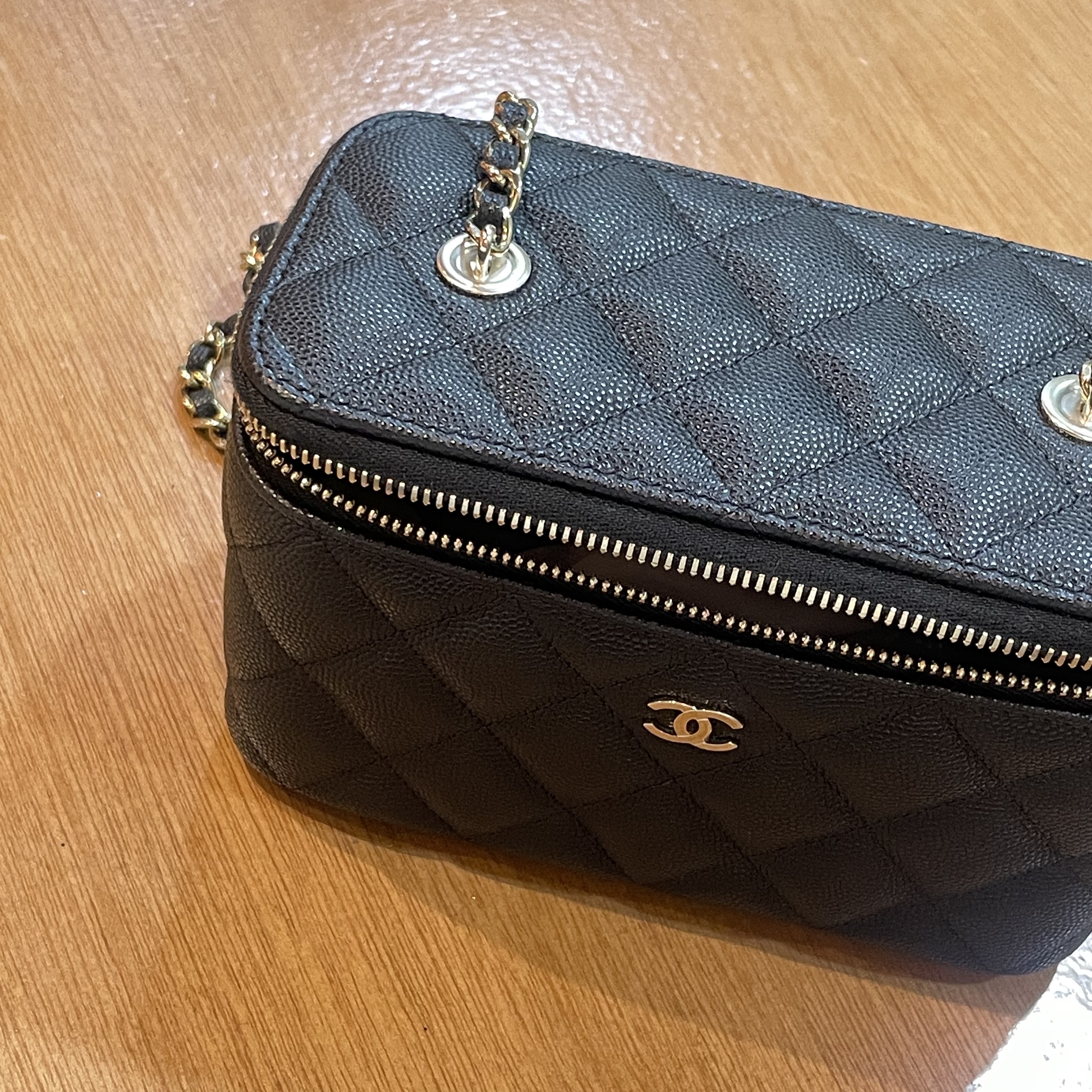 Chanel Small Classic Vanity with Chain Grained Calfskin & Gold Black 착용 스타일