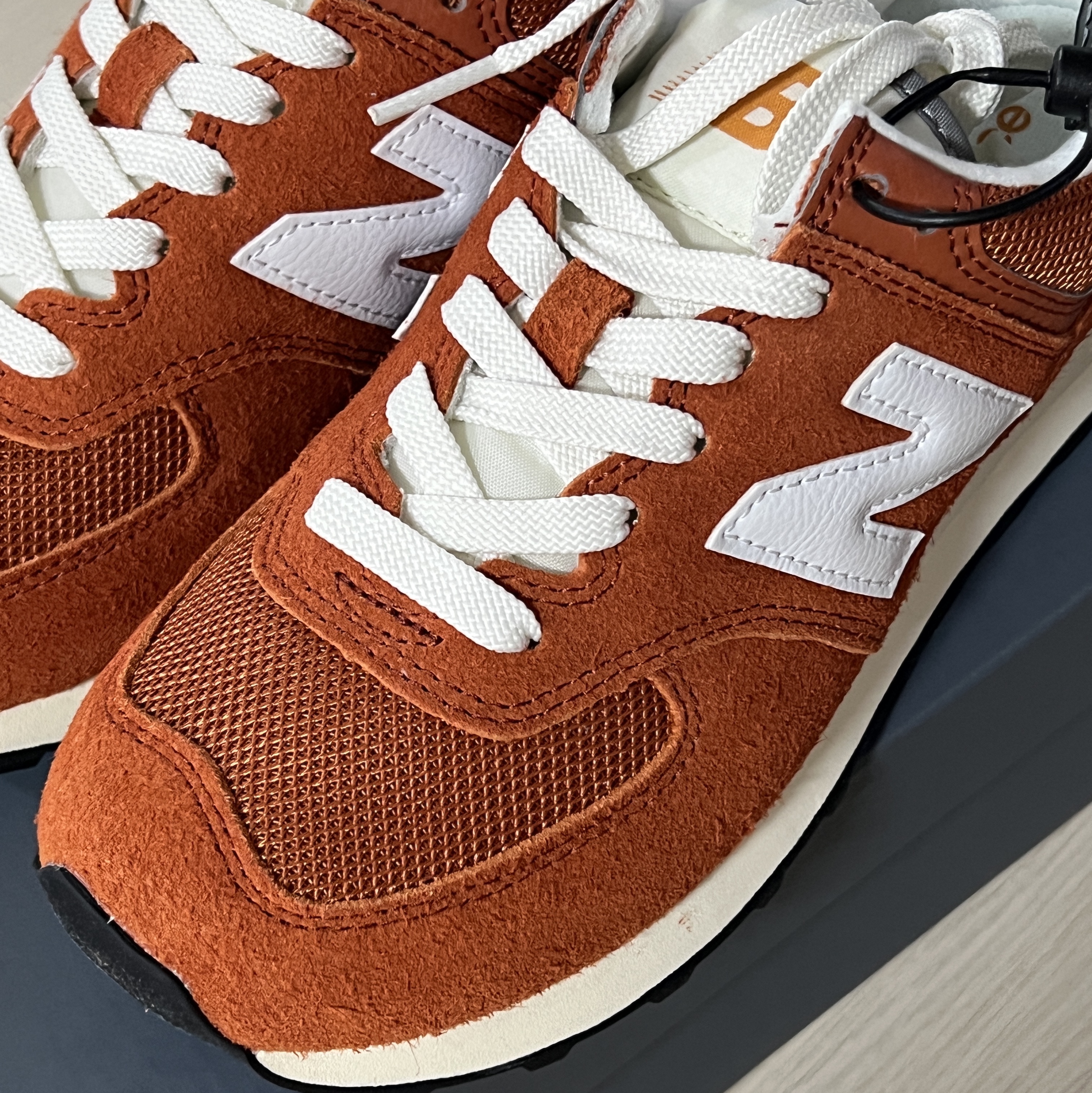 New Balance 574 Heritage Orange Burst White 착용 스타일