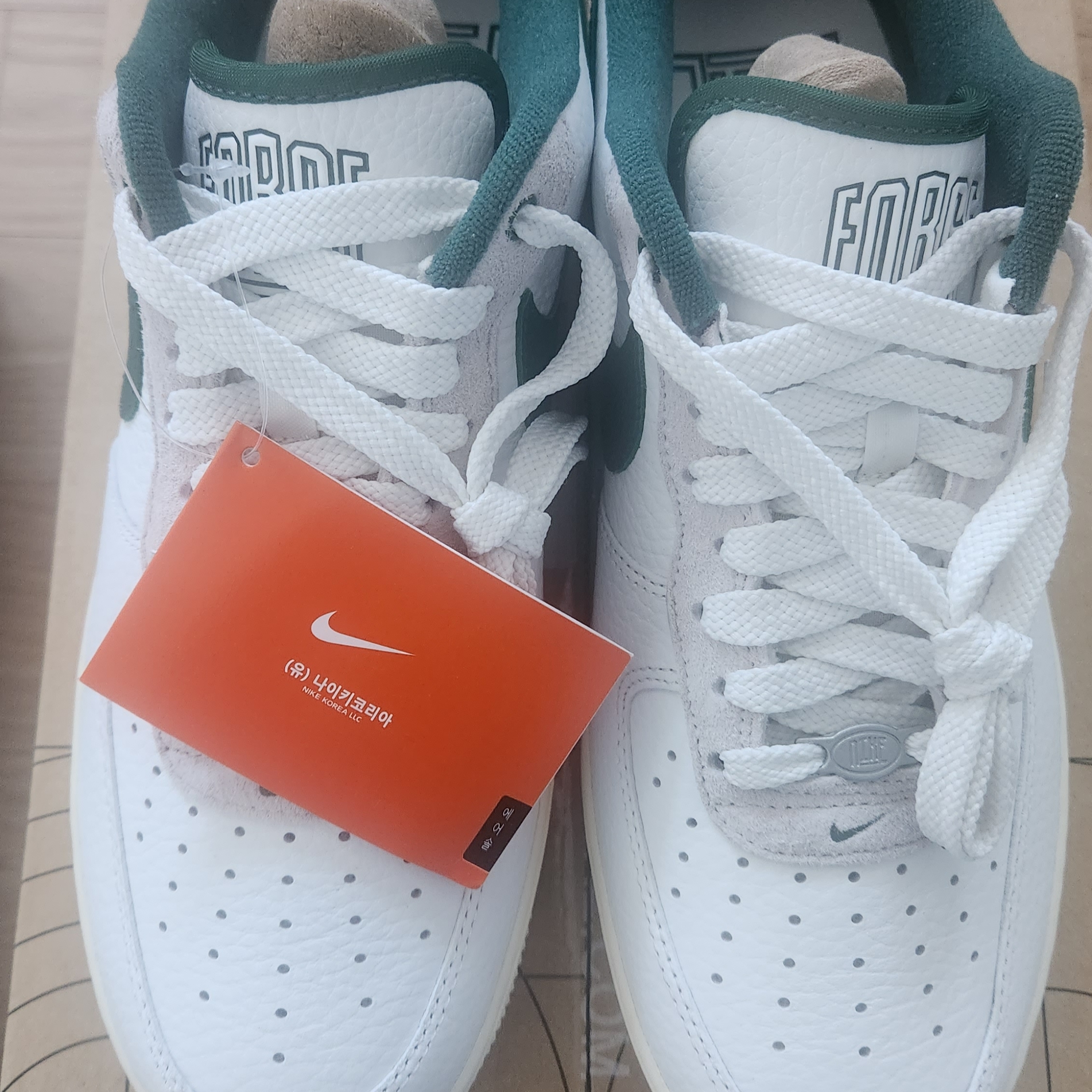 (W) Nike Air Force 1 '07 LX Summit White Gorge Green 착용 스타일 - 3