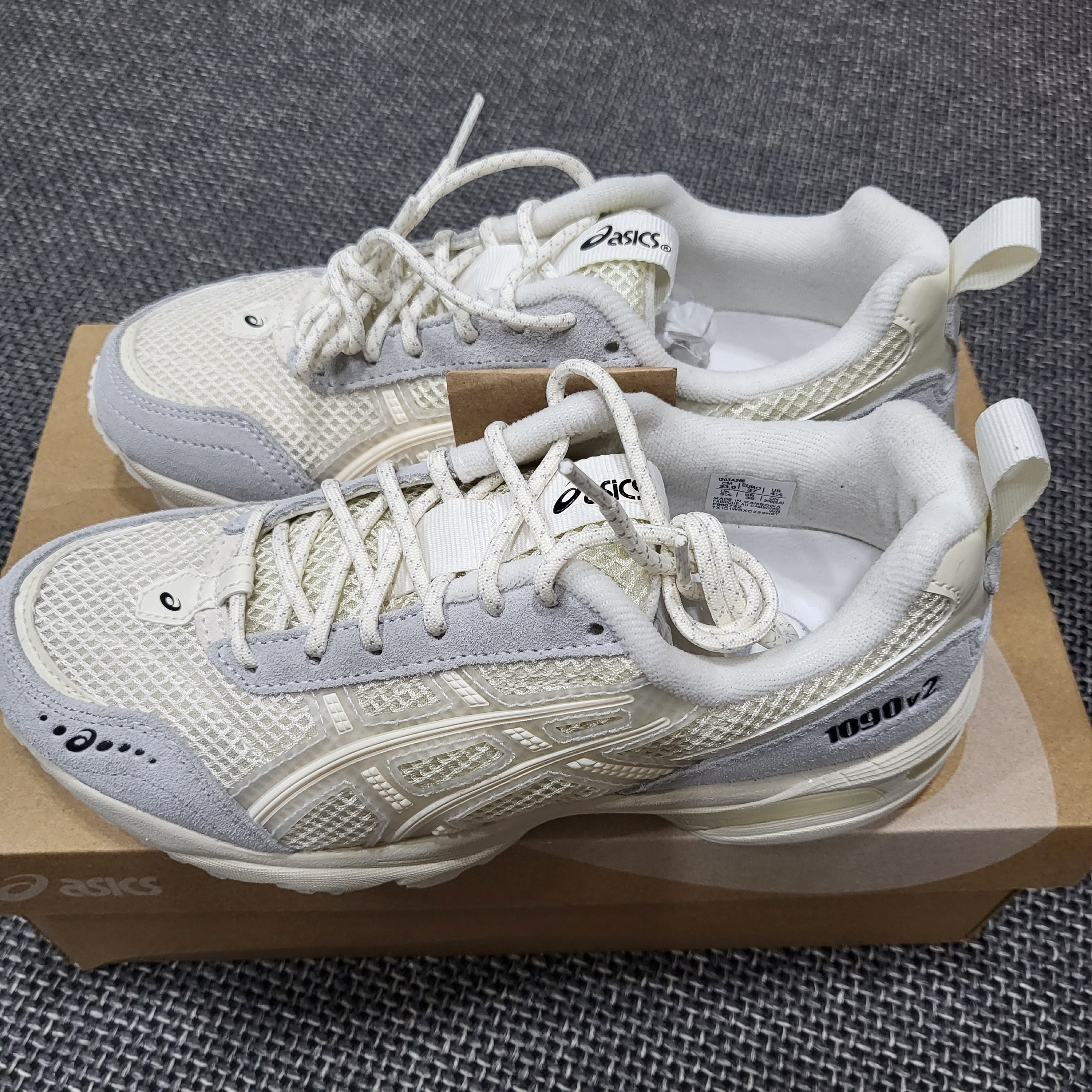 Asics Gel-1090 V2 SMU Polar Shade Cream 착용 스타일