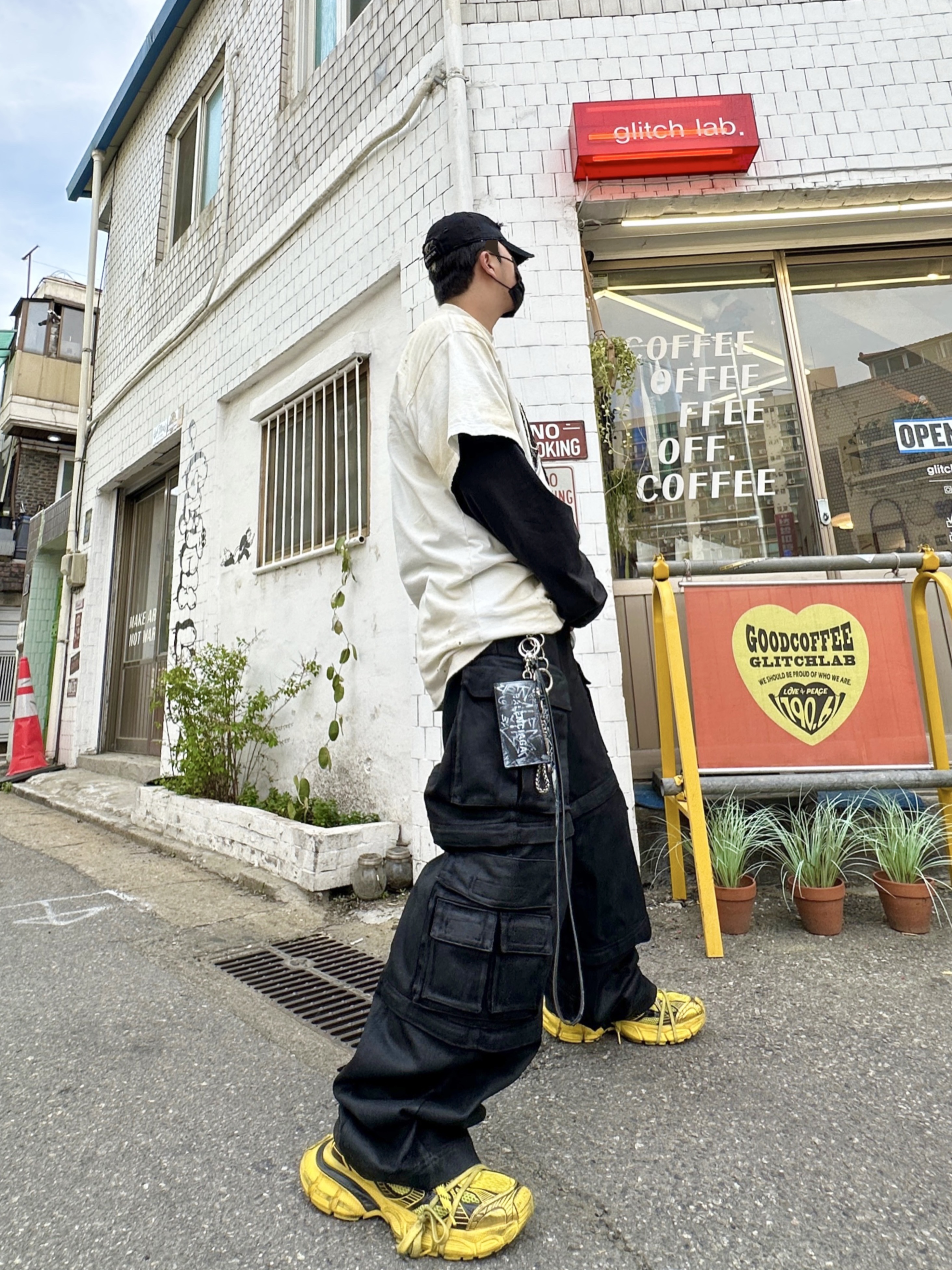 Project G/R Oversized Convertible Cargo Pants Coated Black, Balenciaga 3XL Sneakers Yellow Black 착용 스타일 - 2