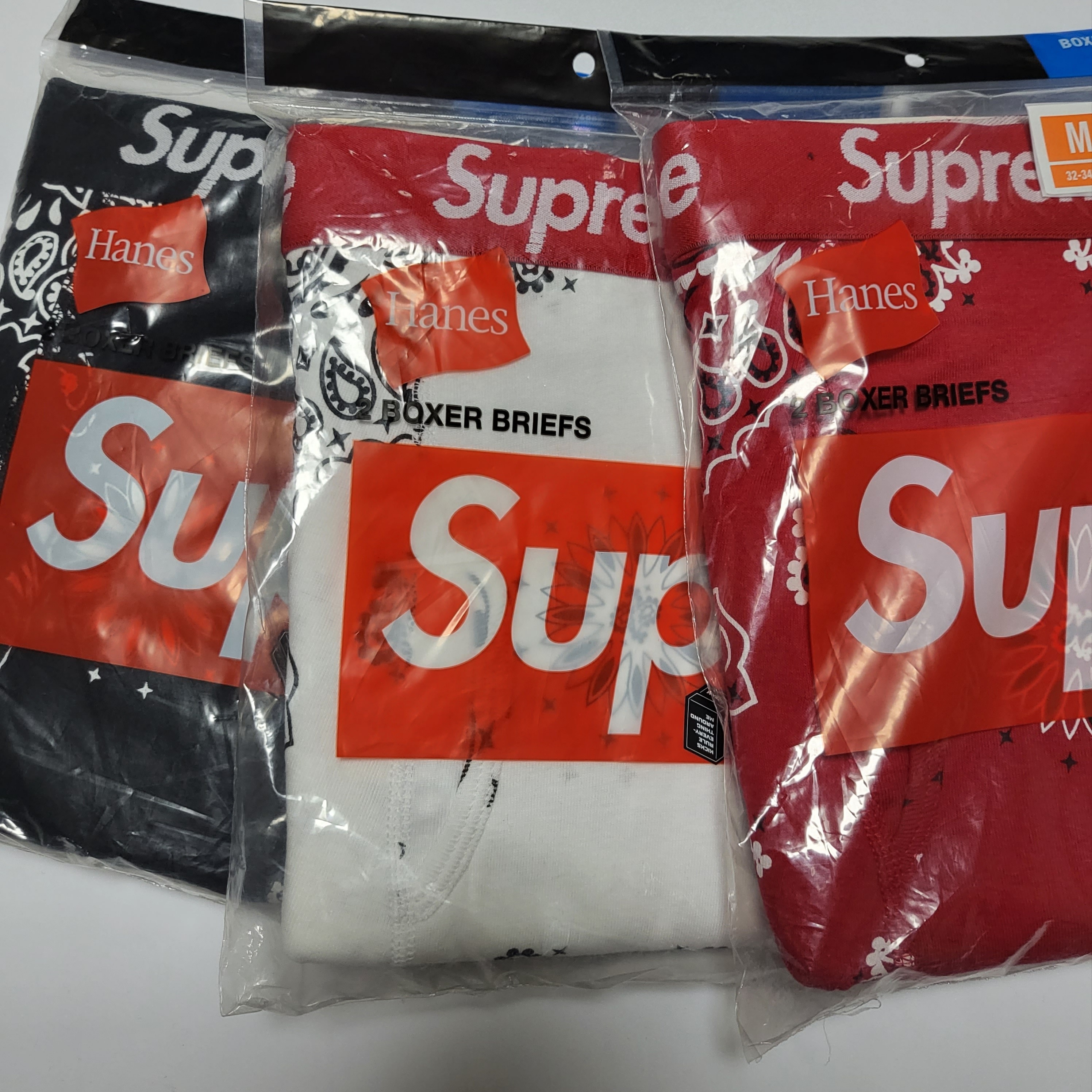 Supreme Hanes Bandana Boxer Briefs White (2 Pack) 착용 스타일