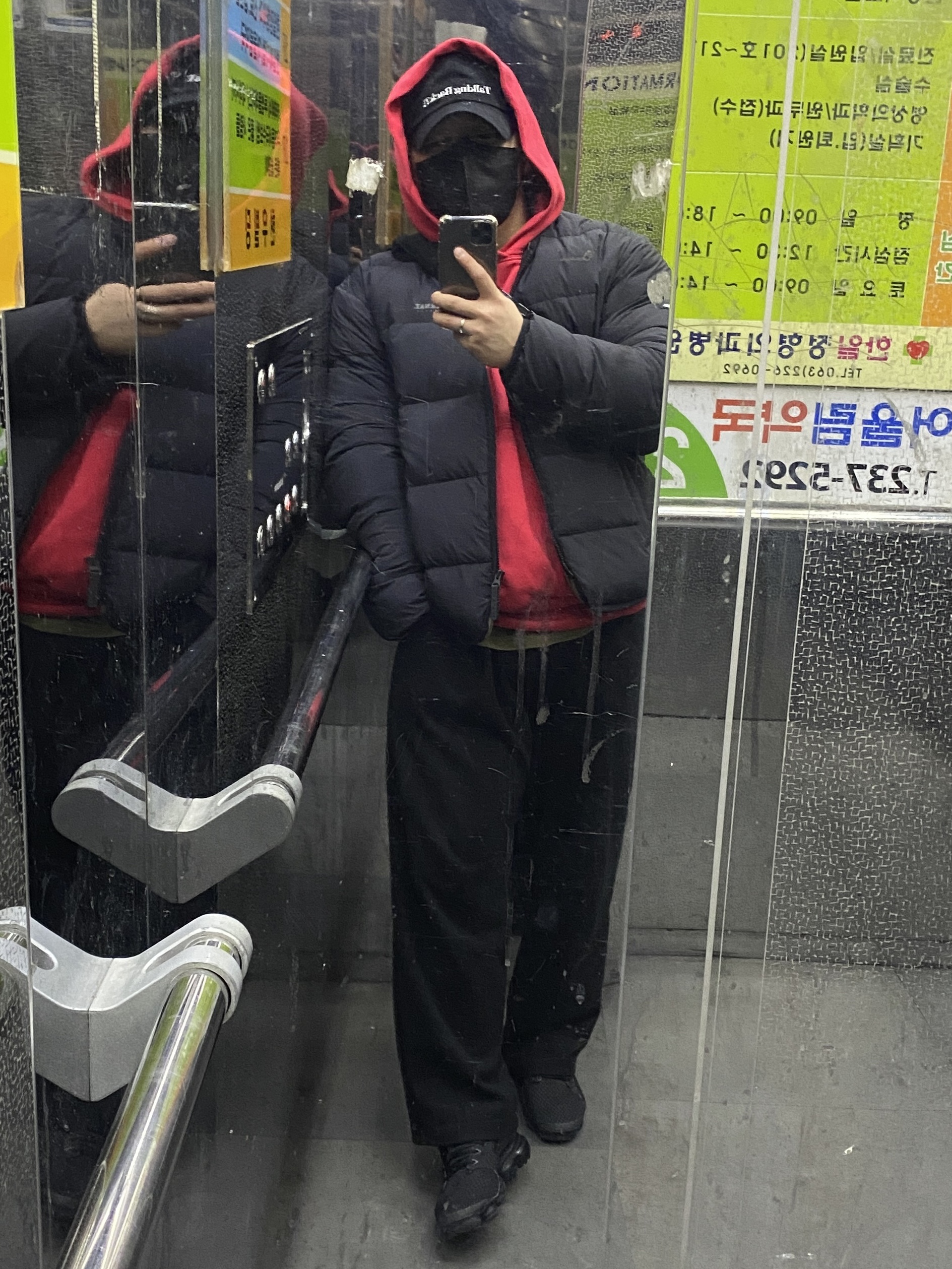 Yeezy Gap Hoodie Red, Nike Air VaporMax CS Triple Black 착용 스타일