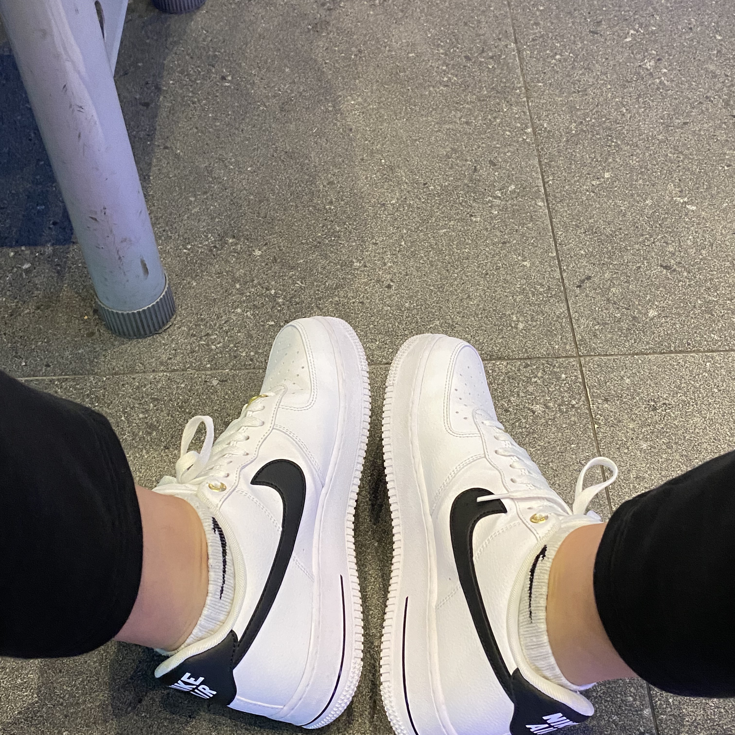 Nike Air Force 1 '07 LV8 40th Anniversary Join Forces White Black 착용 스타일 - 2