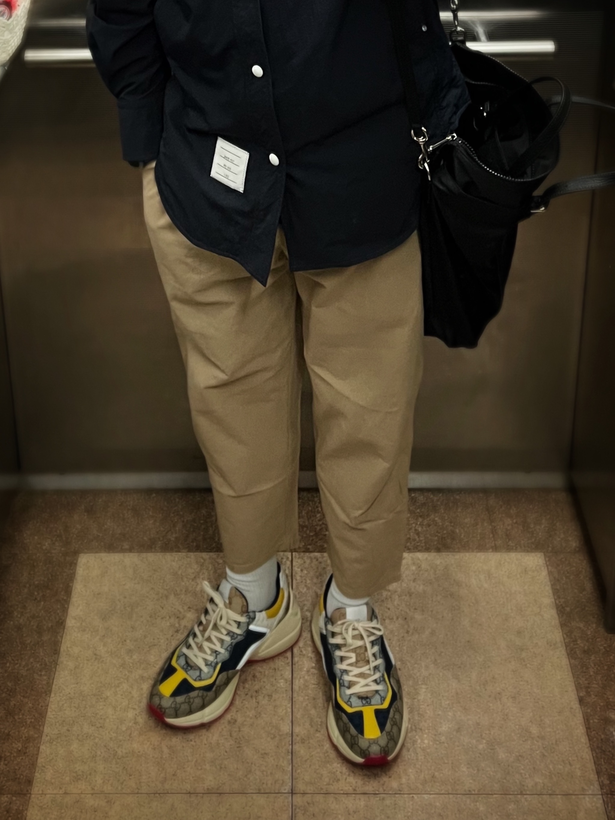 Gucci GG Rhyton Beige Sneakers Ebony Blue, Thom Browne Solid Nylon Armband Shirt Jacket Navy 착용 스타일 - 2