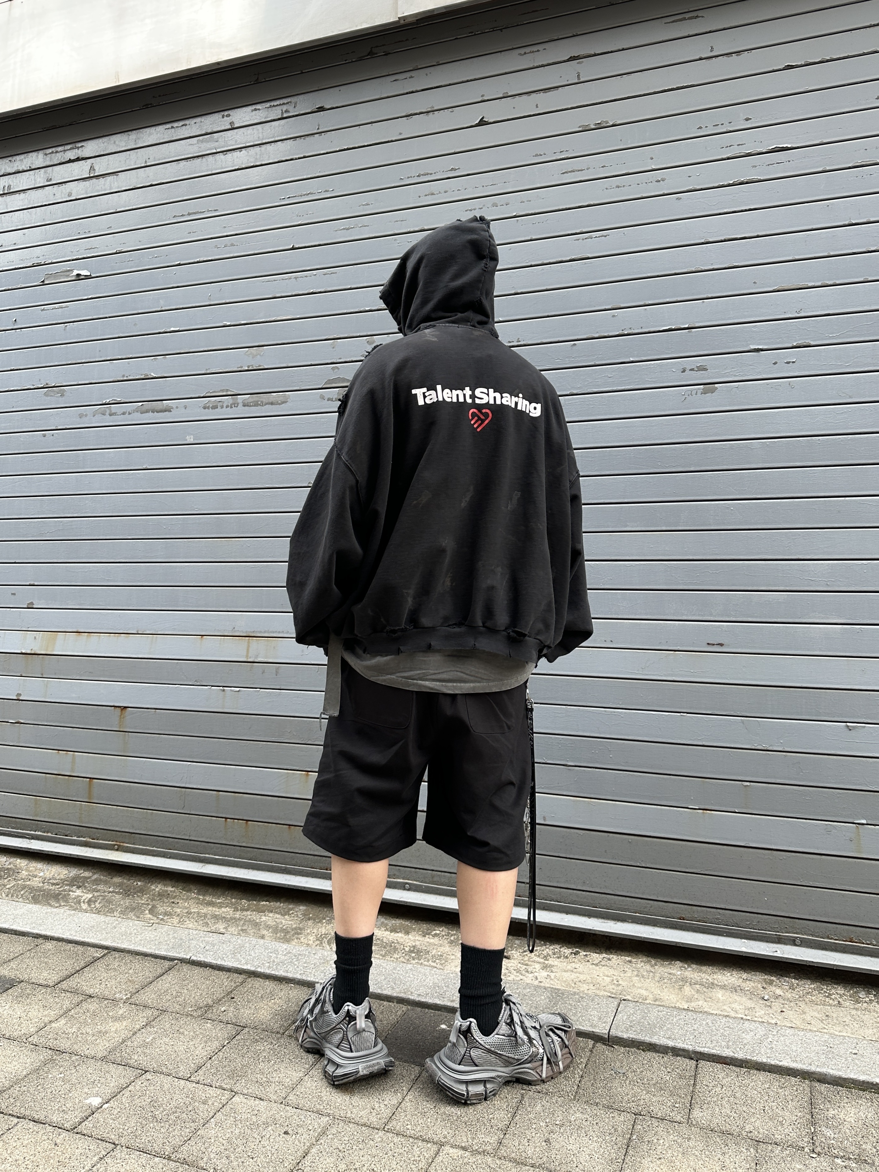 프로젝트 G/R 베리파이드 오르가즘 도너 후드 더티 블랙, 발렌시아가 개퍼 캡 블랙 착용 스타일 - 4