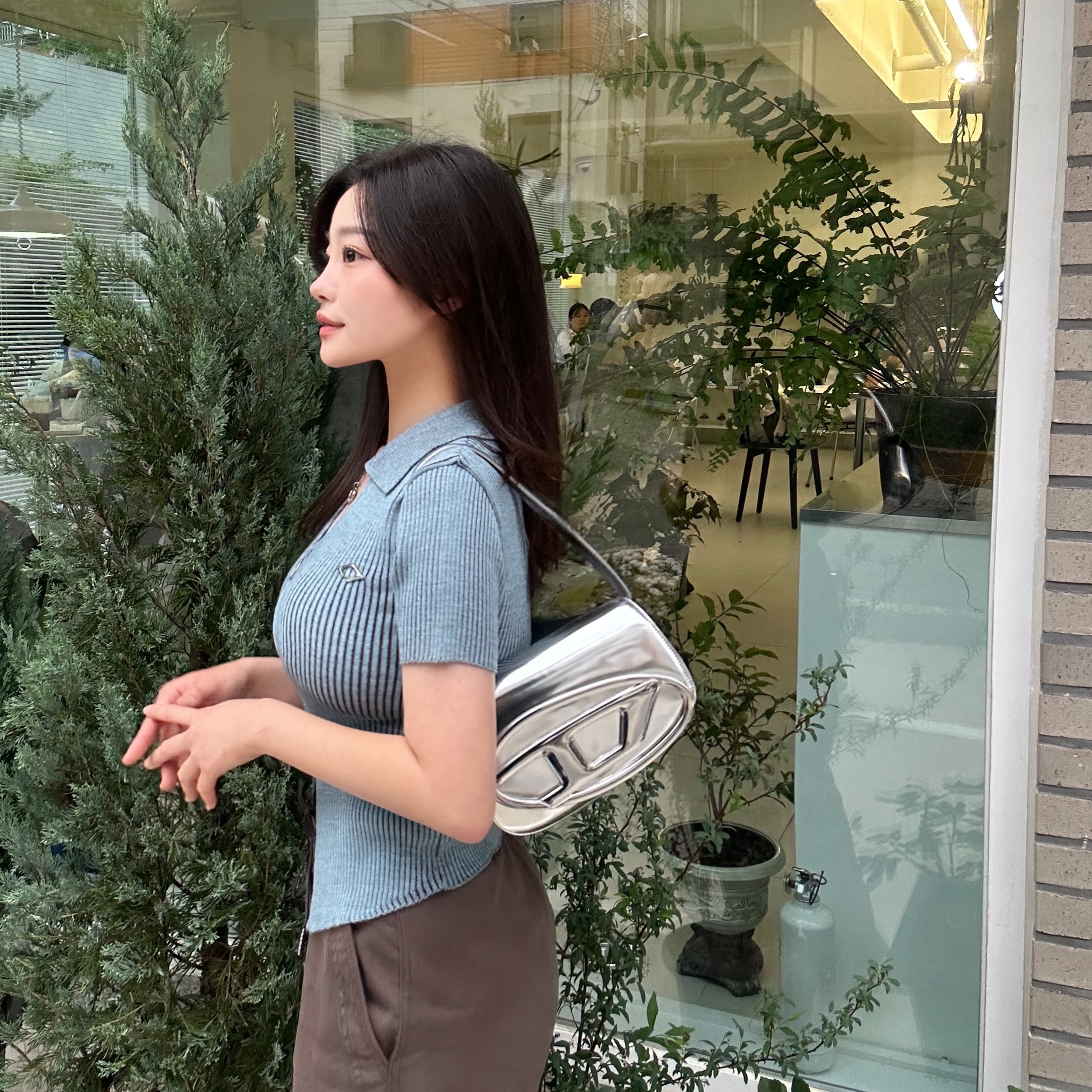 디젤 1DR 숄더백 인 미러드 레더 실버, (W) 아식스 젤 님버스 9 화이트 퓨어 실버 착용 스타일 - 2