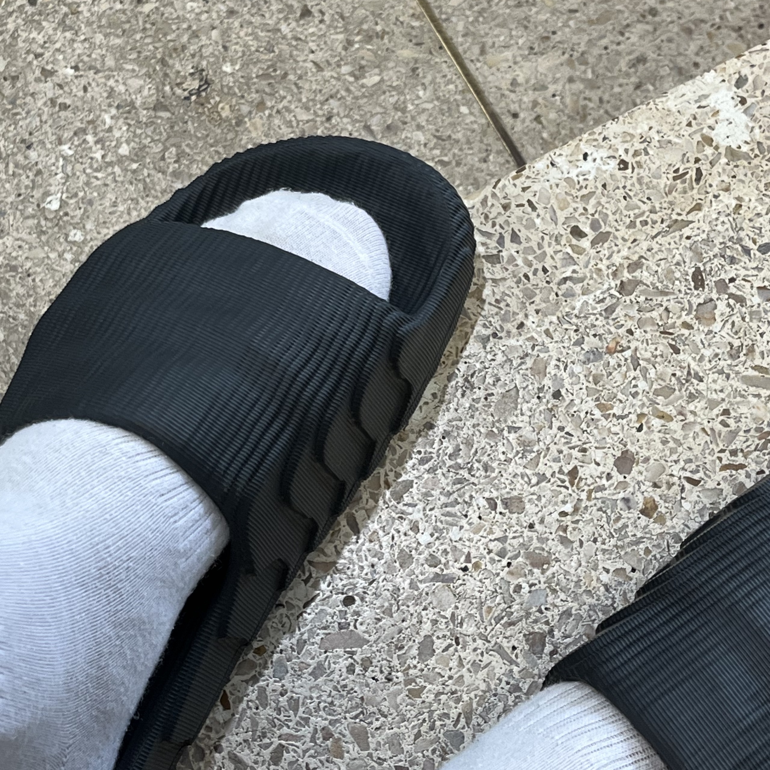 Adidas Adilette 22 Carbon 착용 스타일