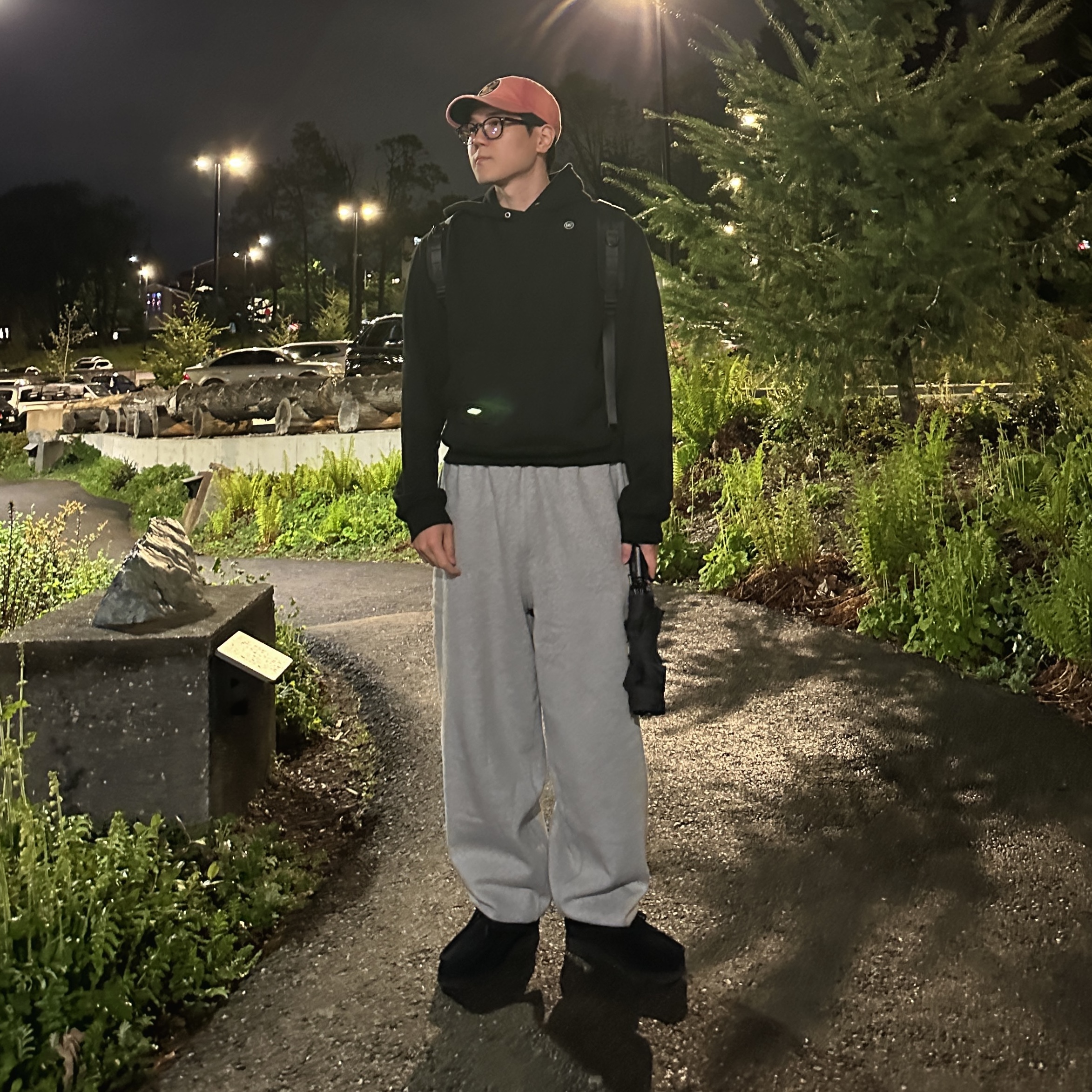 Double RL Garment Dyeing Twill Ball Cap Red, Nike x Stussy NRG Fleece Pants Dark Grey Heather (DO9340-063) 착용 스타일 - 1