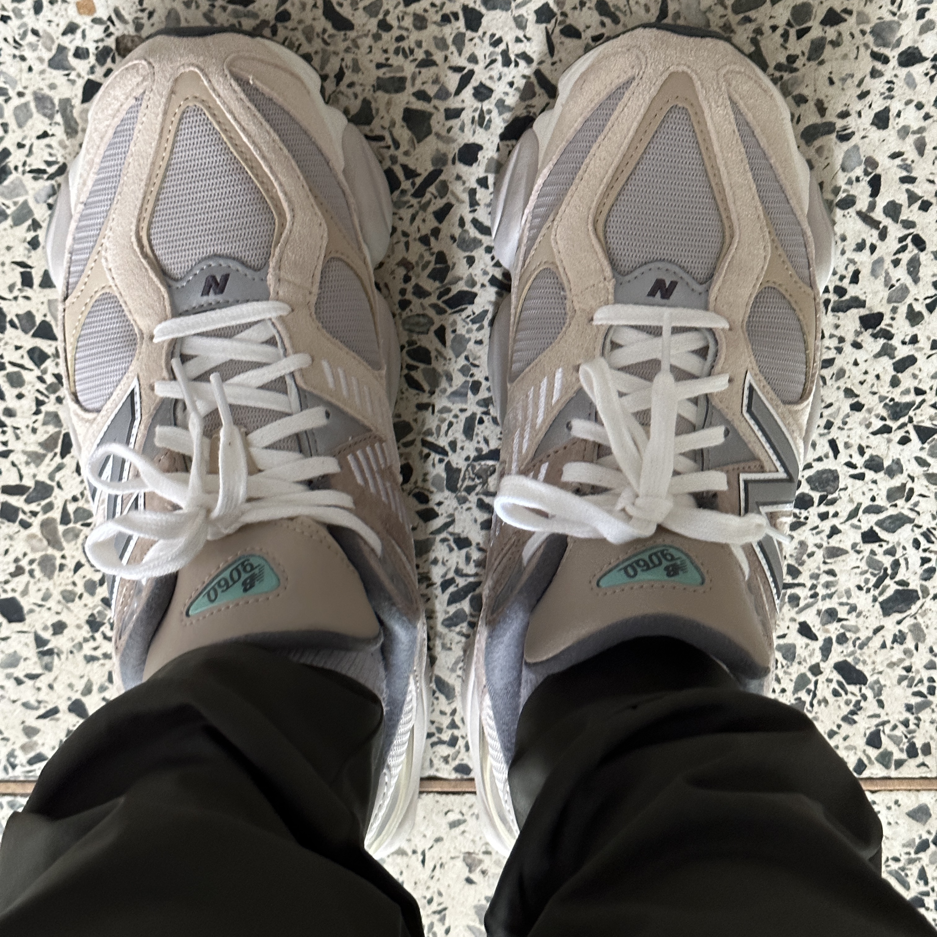 New Balance 9060 Sea Salt 착용 스타일 - 1