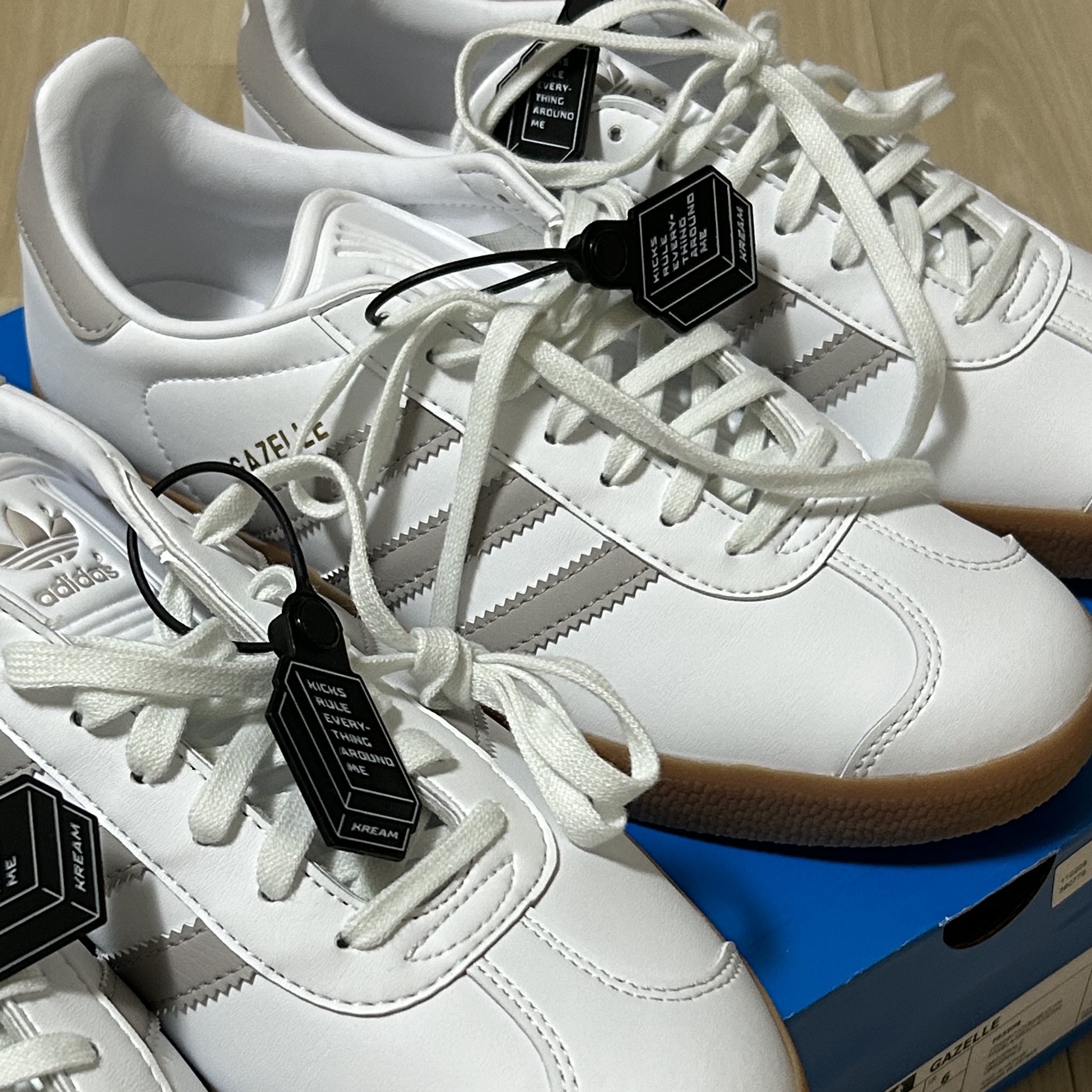 Adidas Gazelle White Grey 착용 스타일