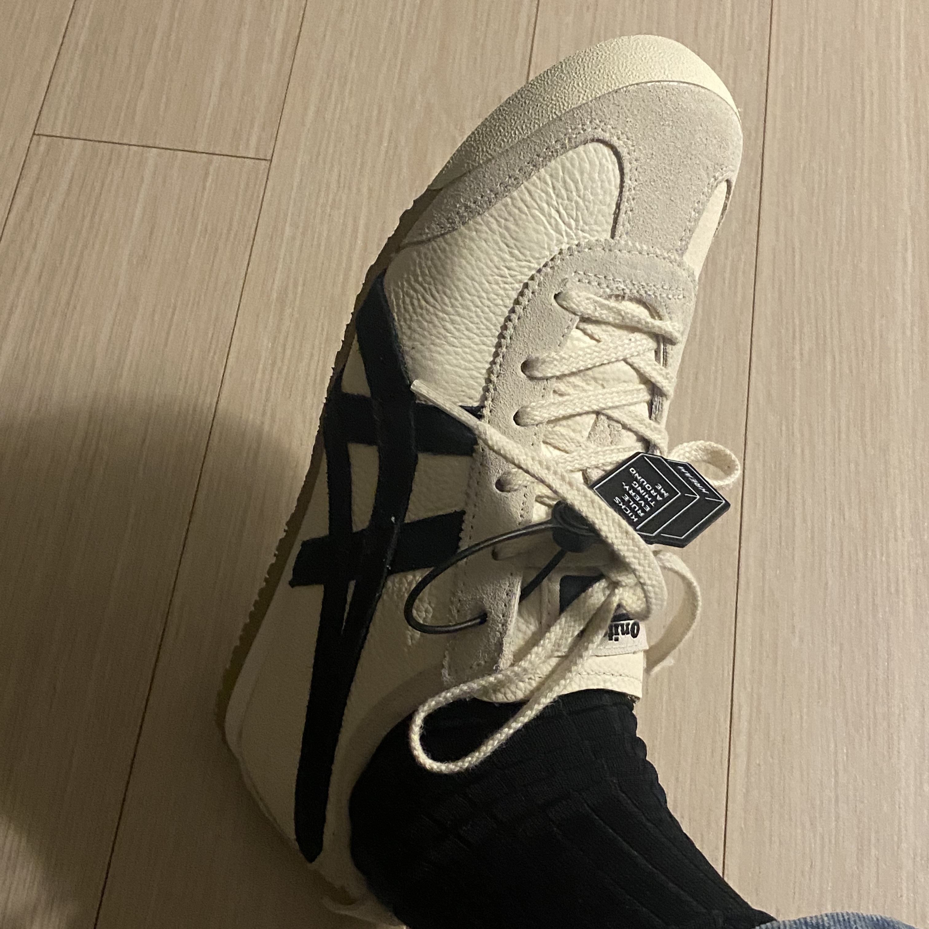 오니츠카 타이거 멕시코 66 빈티지 화이트 블랙 착용 스타일