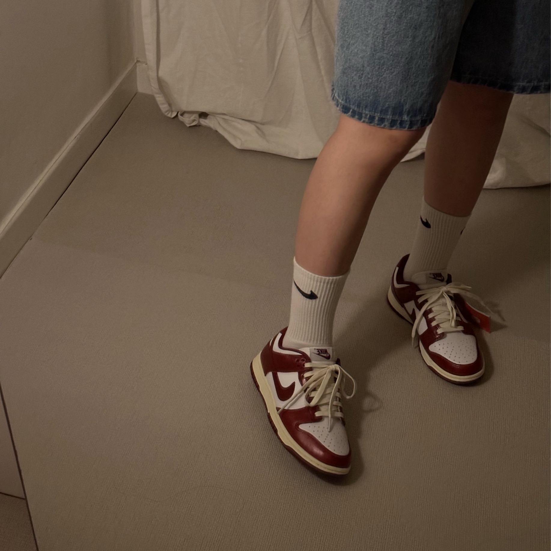 (W) Nike Dunk Low Retro PRM Team Red and White 착용 스타일 - 1