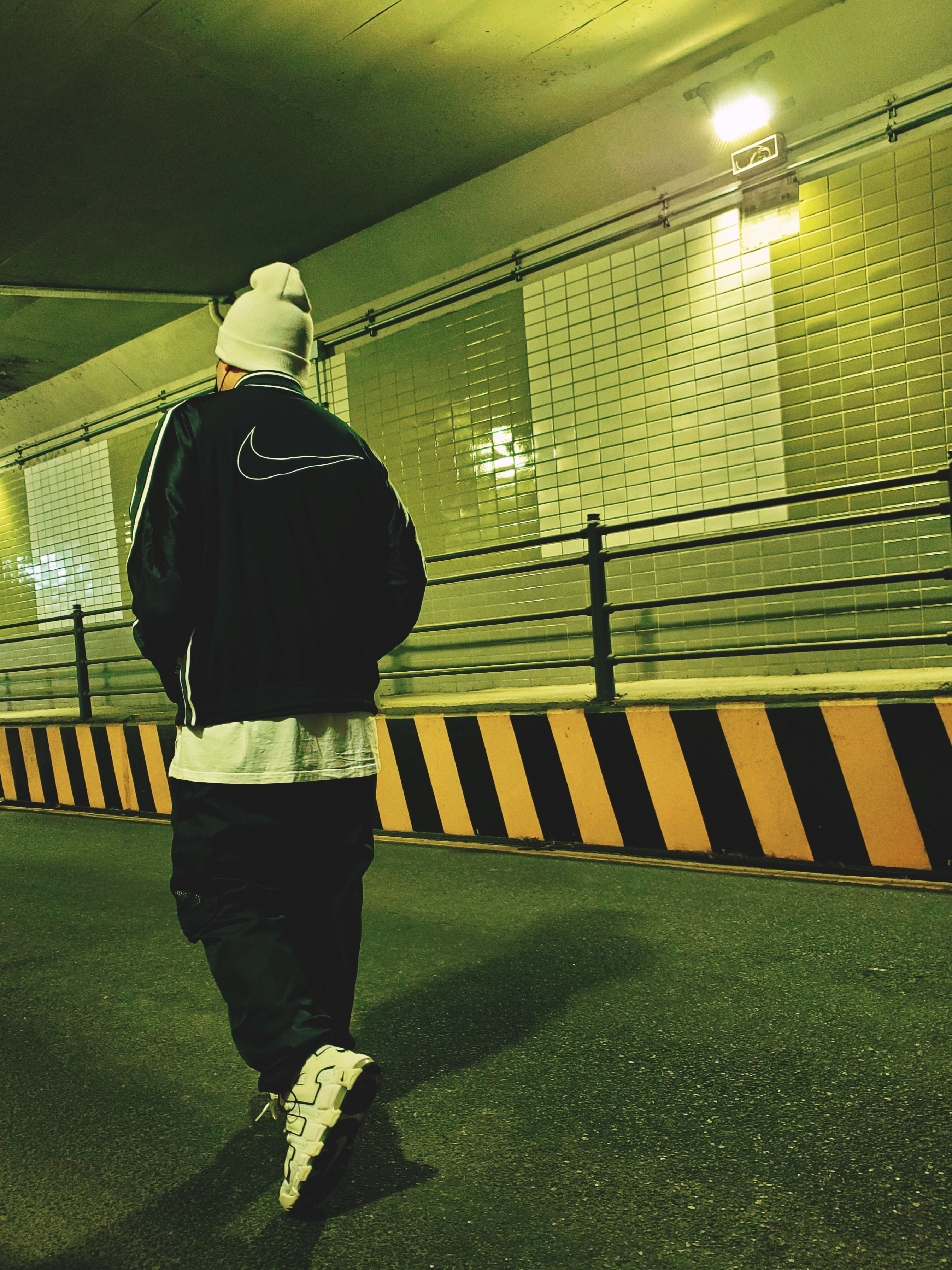 (W) Nike Air More Uptempo Summit White, Nike NSW Utility Futura Beanie White 착용 스타일 - 1