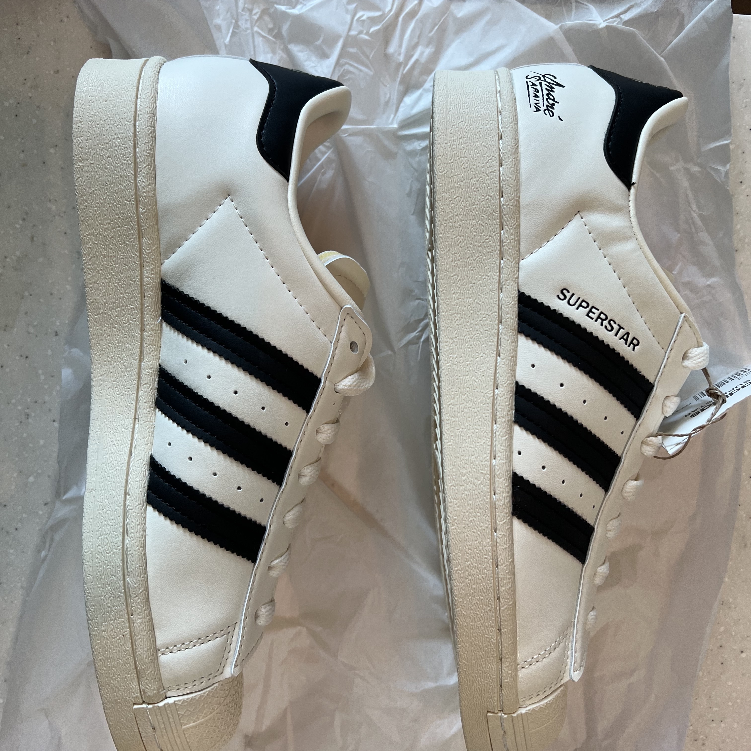 Adidas x Andre Saraiva Superstar Cream White Core Black 착용 스타일
