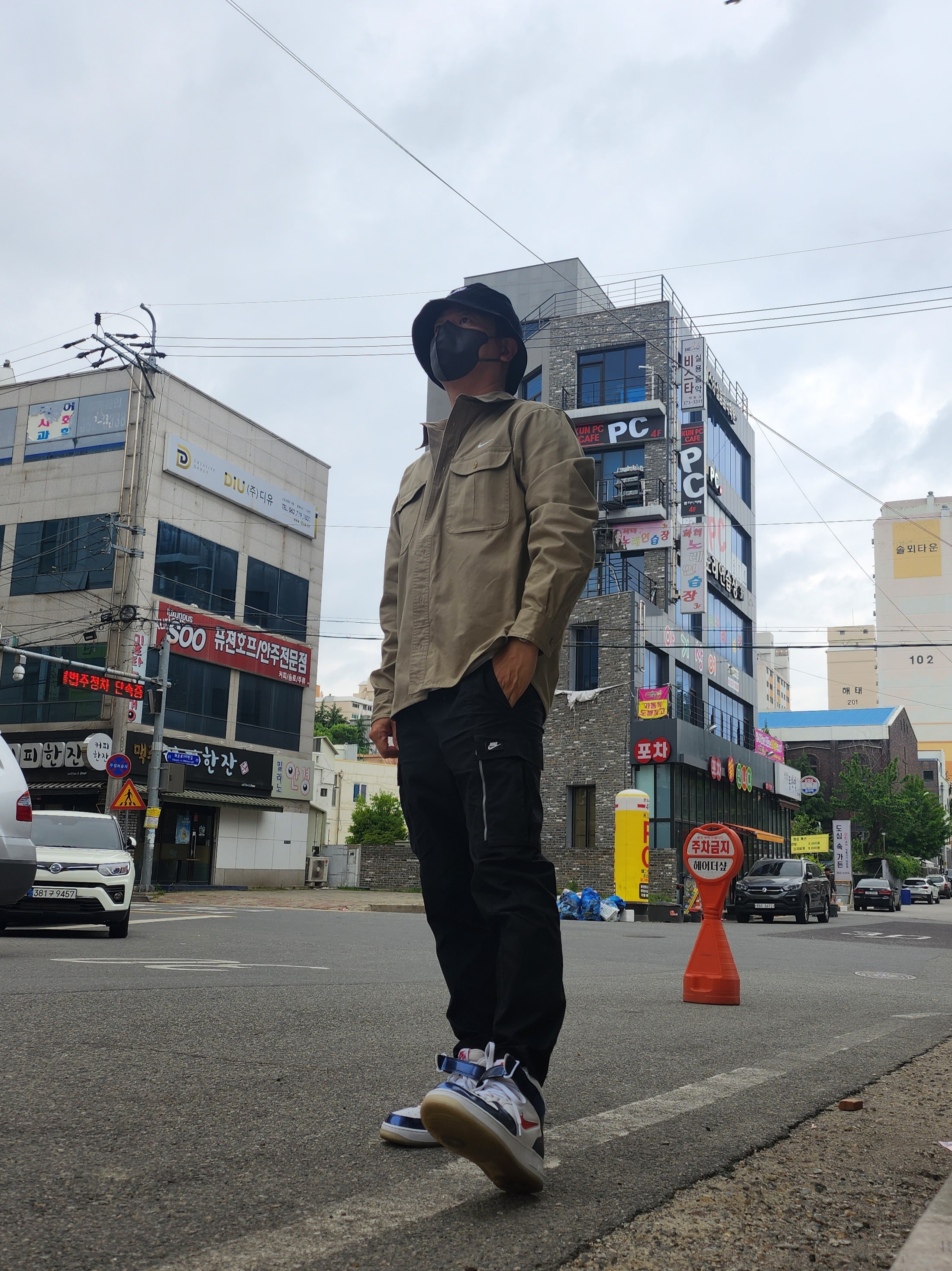 Nike Air Force 1 Mid QS University Red and Midnight Navy, Nike Futura Corduroy Bucket Black 착용 스타일 - 1