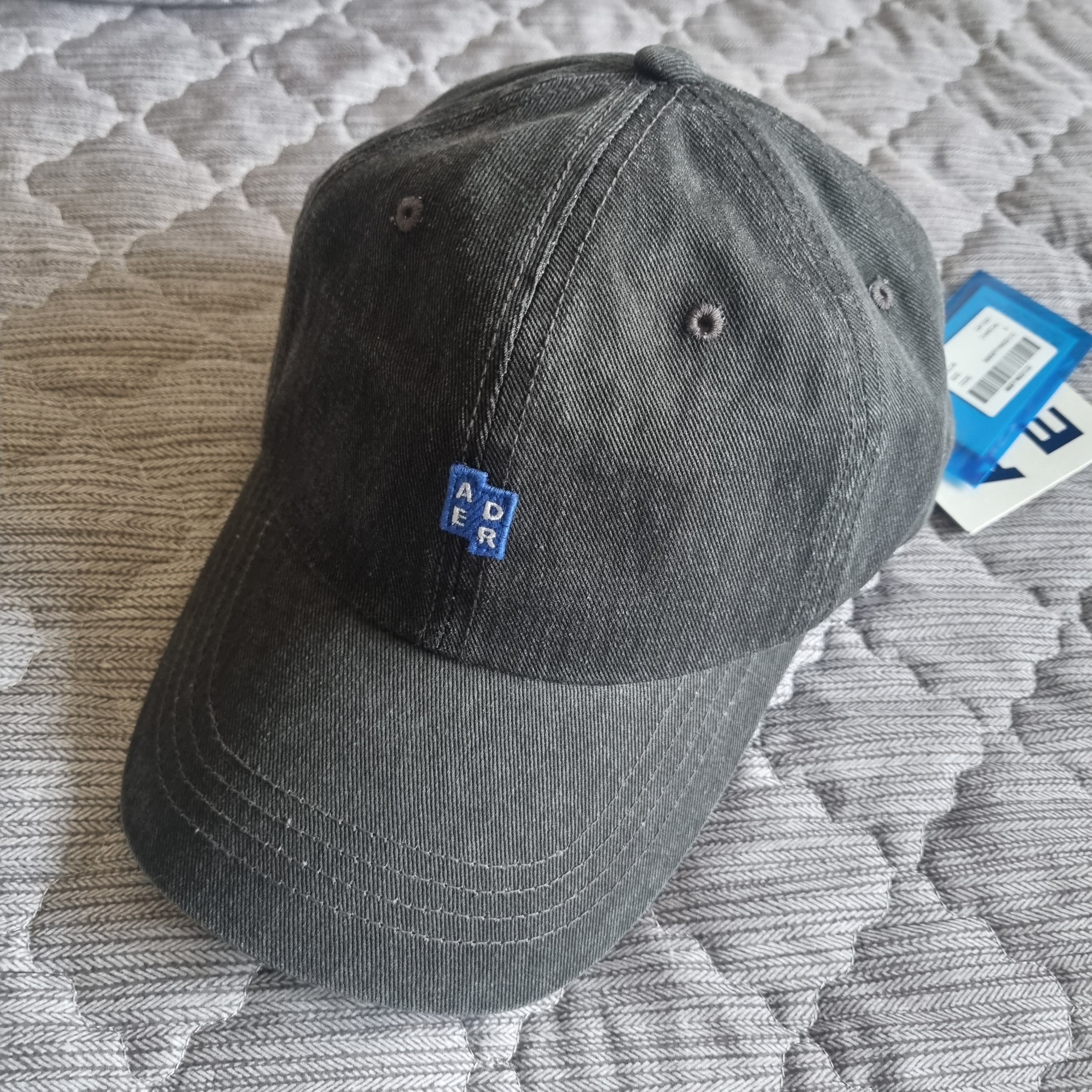 Ader Error Sig; TRS Tag Cap 01 Charcoal 착용 스타일
