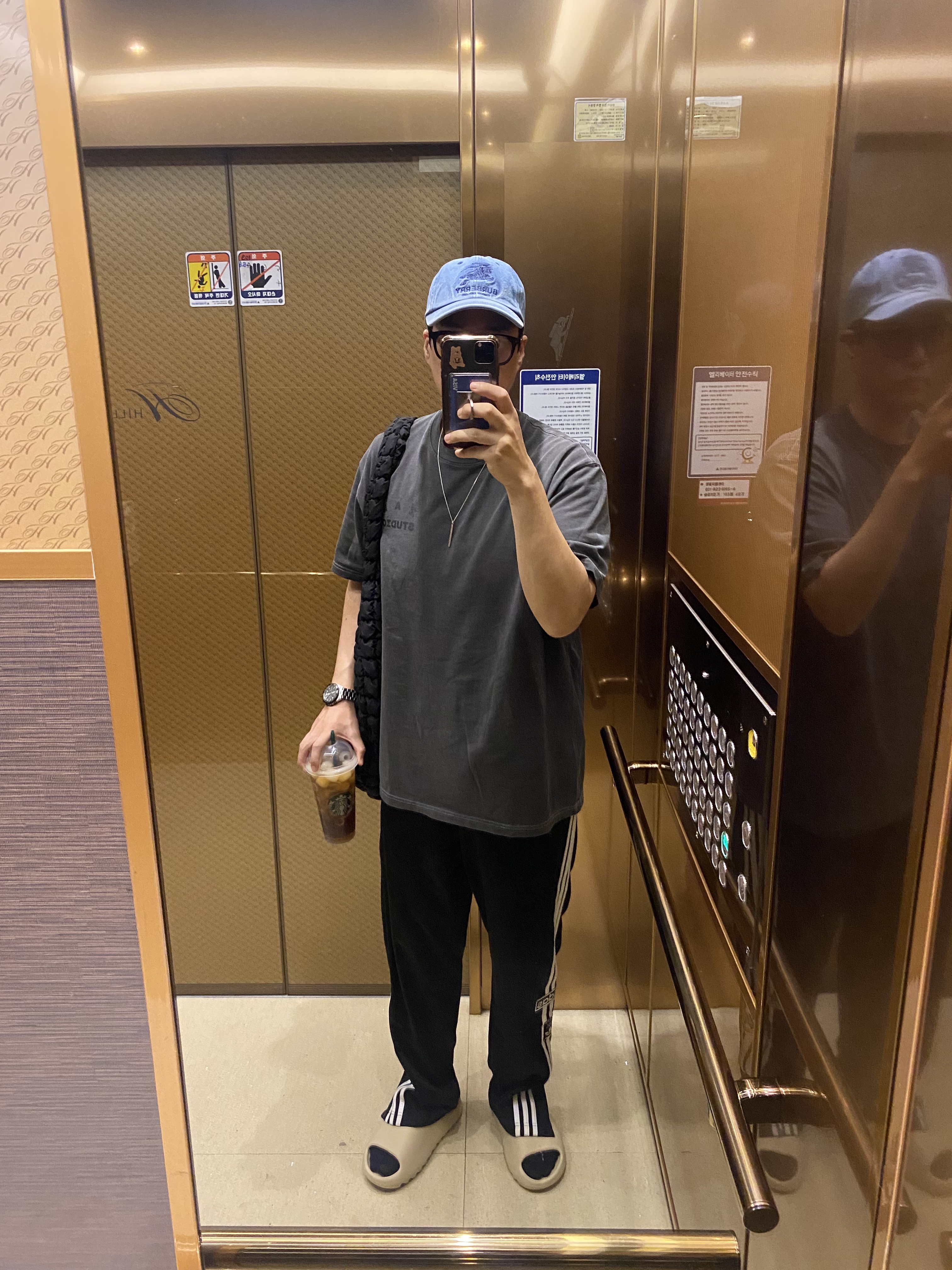 Supreme x Burberry Denim 6-Panel Washed Blue - 22SS, IAB Studio Pigment T-Shirt Black 착용 스타일
