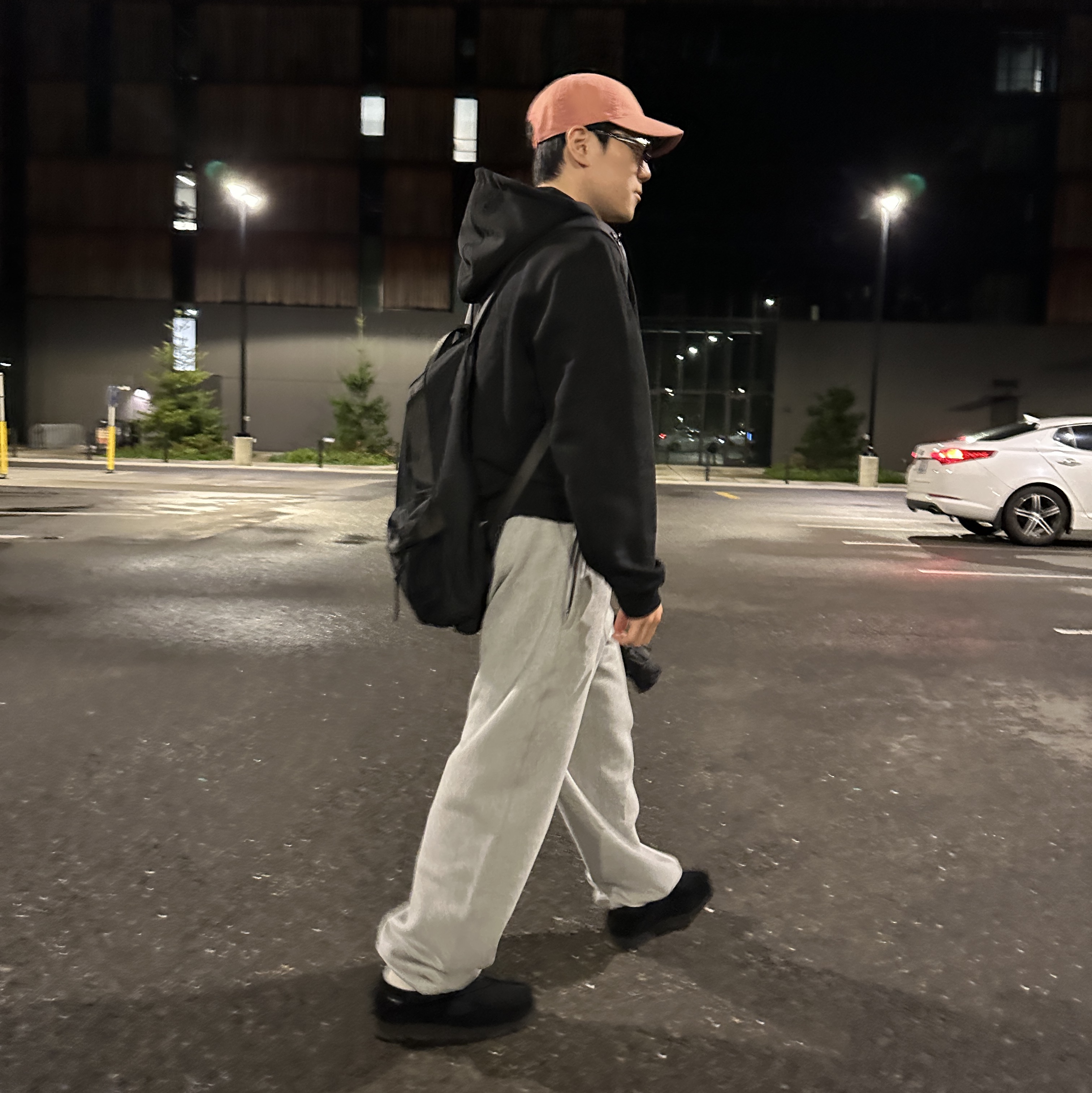 Double RL Garment Dyeing Twill Ball Cap Red, Nike x Stussy NRG Fleece Pants Dark Grey Heather (DO9340-063) 착용 스타일 - 2