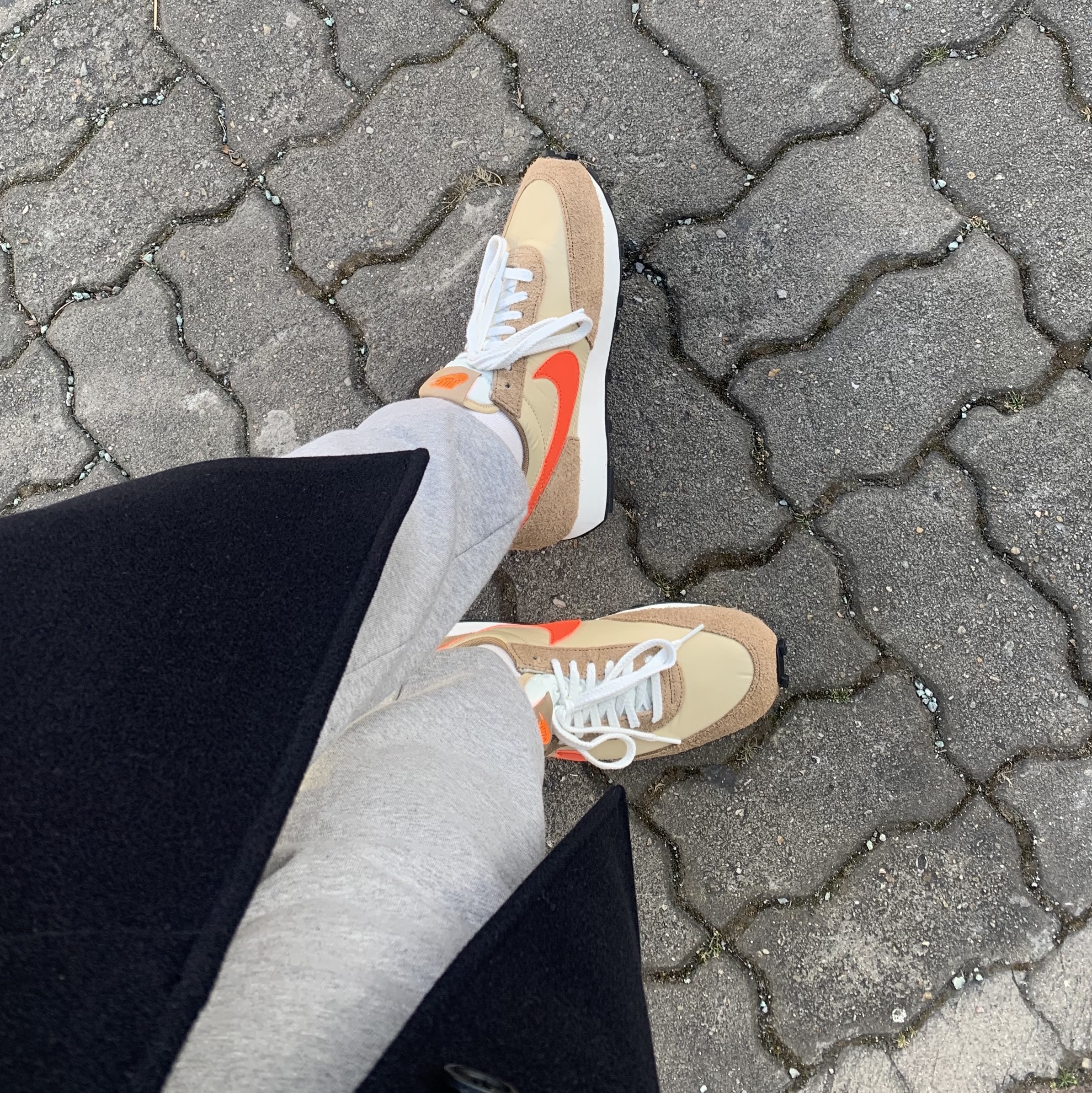 Nike Daybreak SP Vegas Gold College Orange 착용 스타일