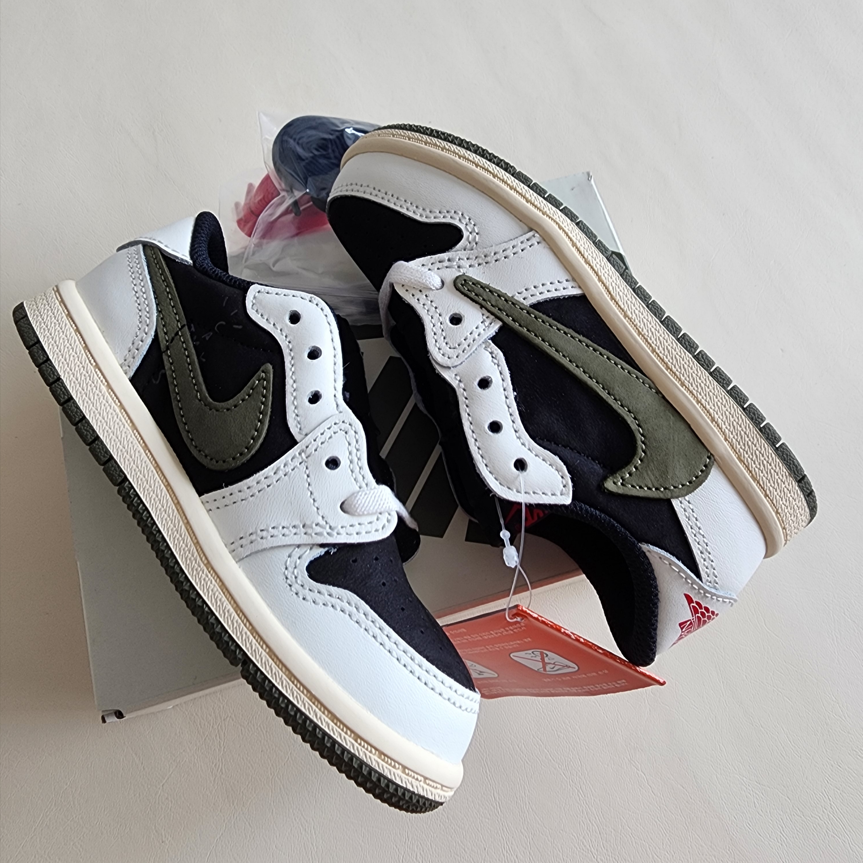 (TD) Jordan 1 x Travis Scott Retro Low OG SP Medium Olive 착용 스타일 - 1