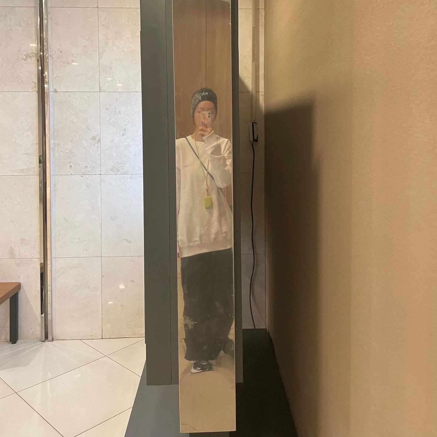 보테가 베네타 에어팟 프로 케이스 키위 착용 스타일 - 2