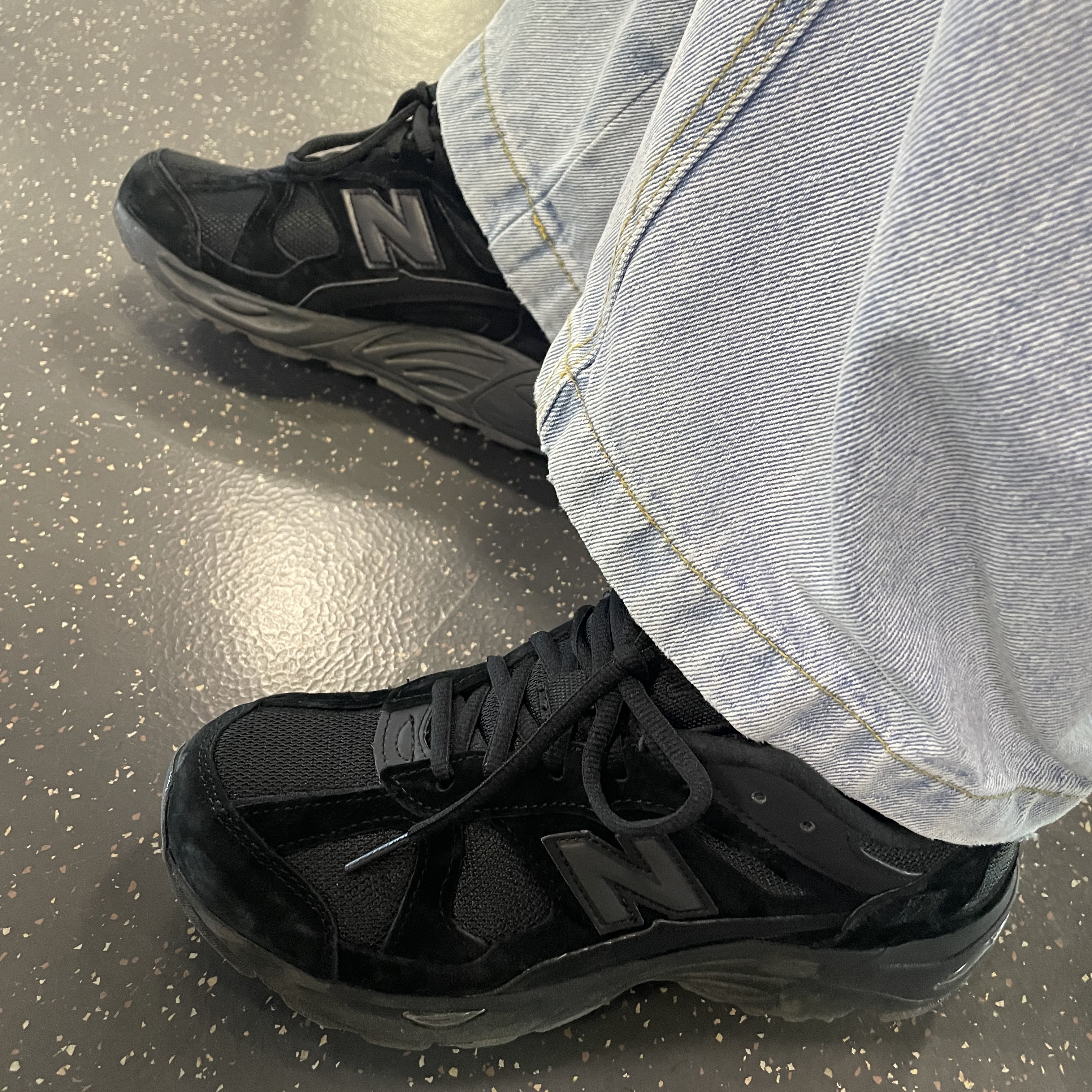 New Balance 878 Triple Black 착용 스타일 - 4
