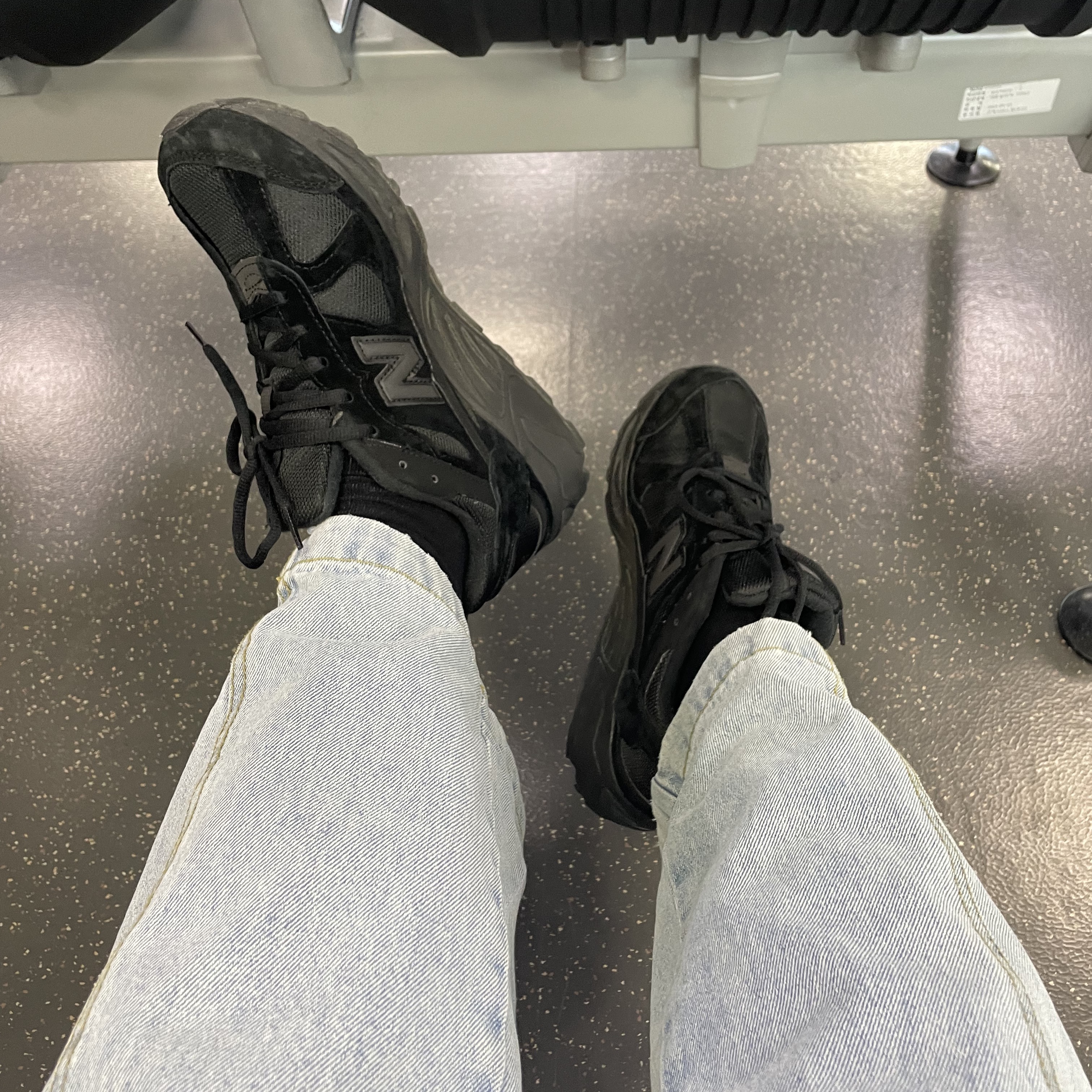 New Balance 878 Triple Black 착용 스타일 - 3