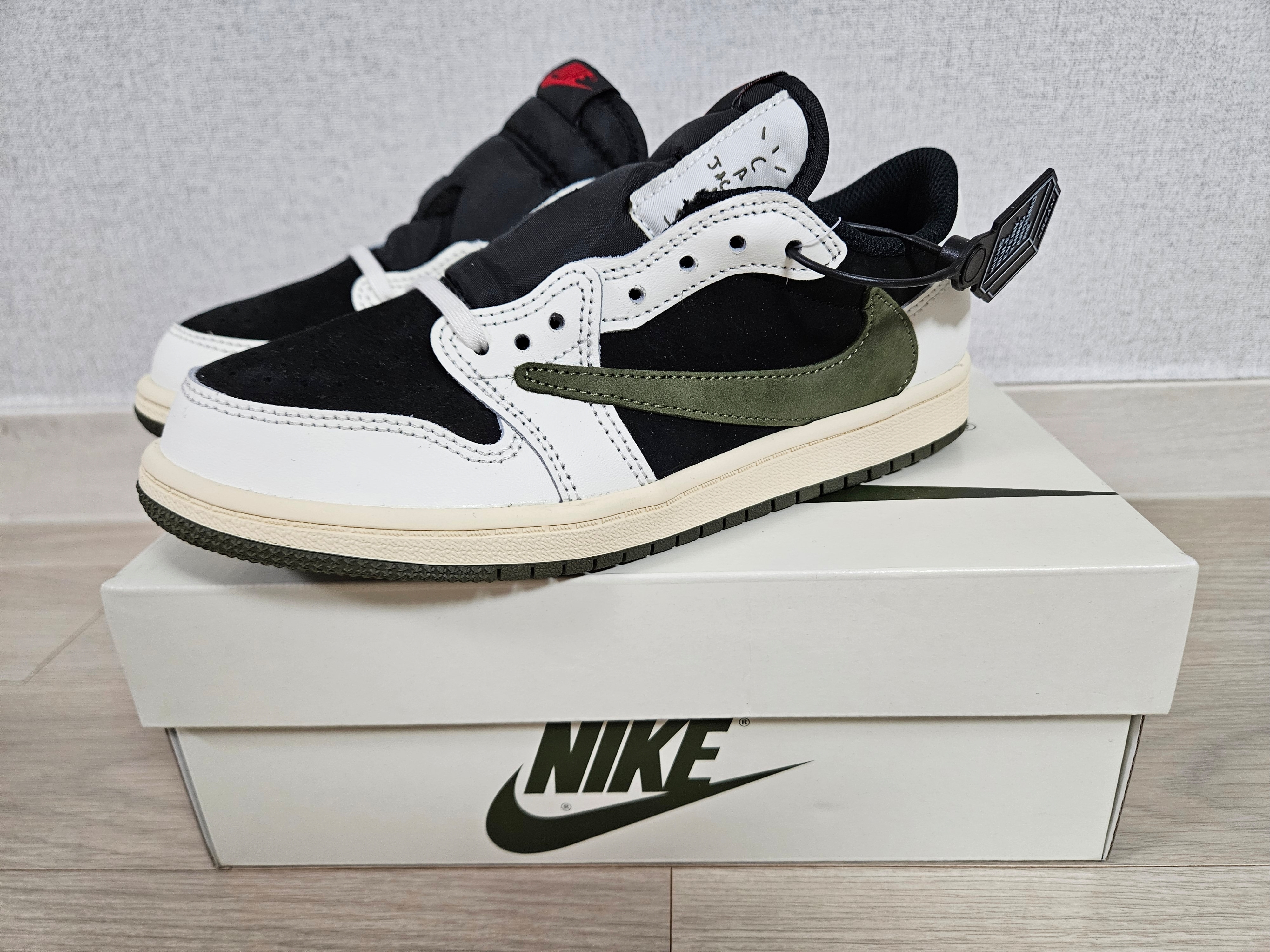 (PS) Jordan 1 x Travis Scott Retro Low OG SP Medium Olive 착용 스타일 - 2