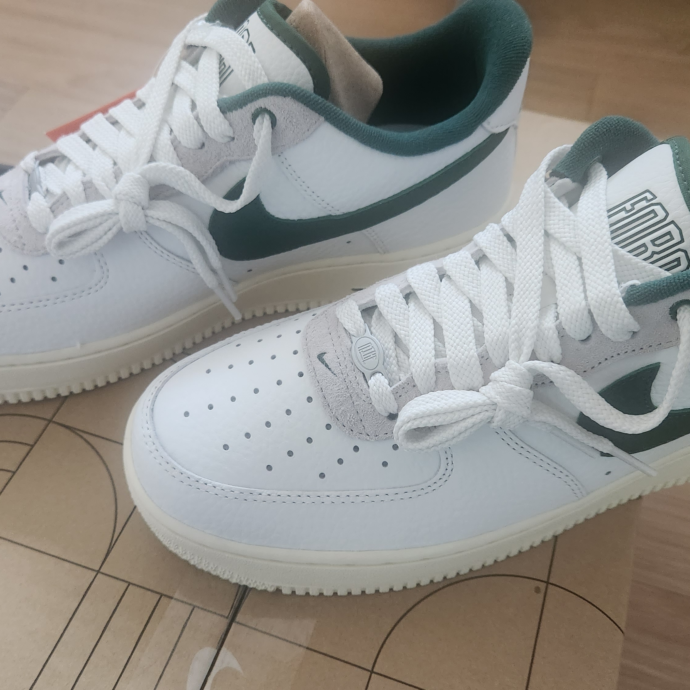 (W) Nike Air Force 1 '07 LX Summit White Gorge Green 착용 스타일 - 5