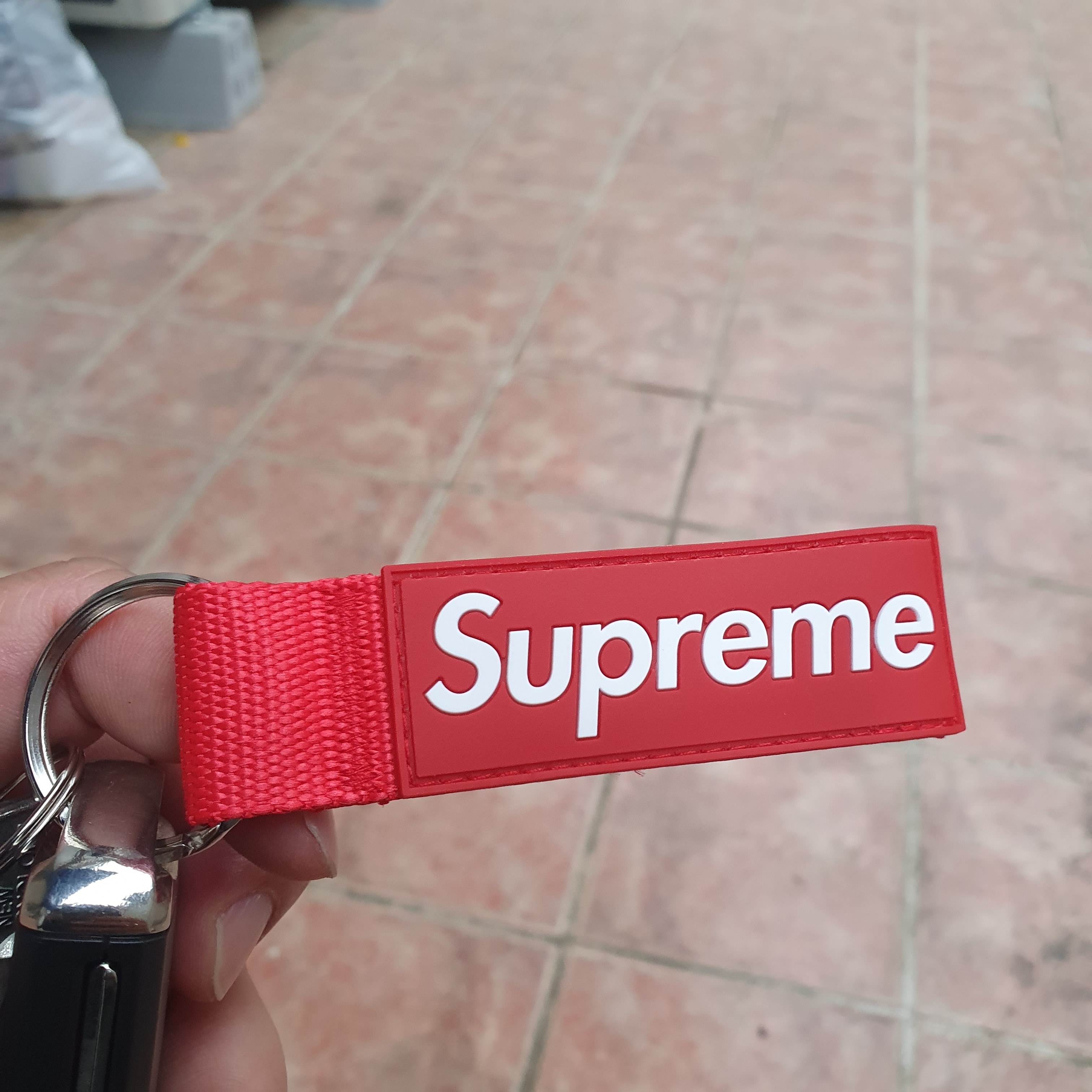 Supreme Webbing Keychain Red - 23SS 착용 스타일