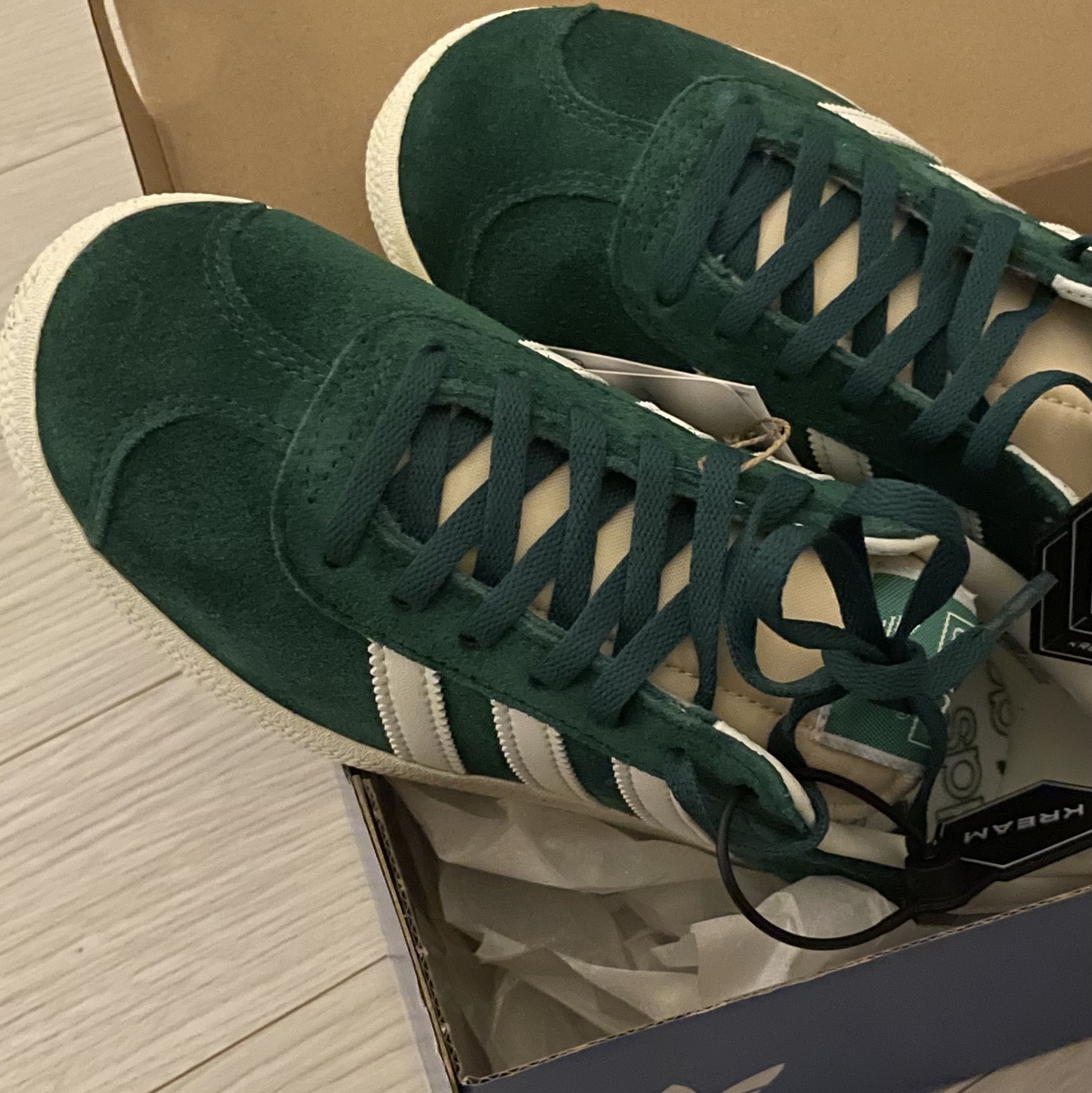 Adidas Gazelle Dark Green Cream White 착용 스타일