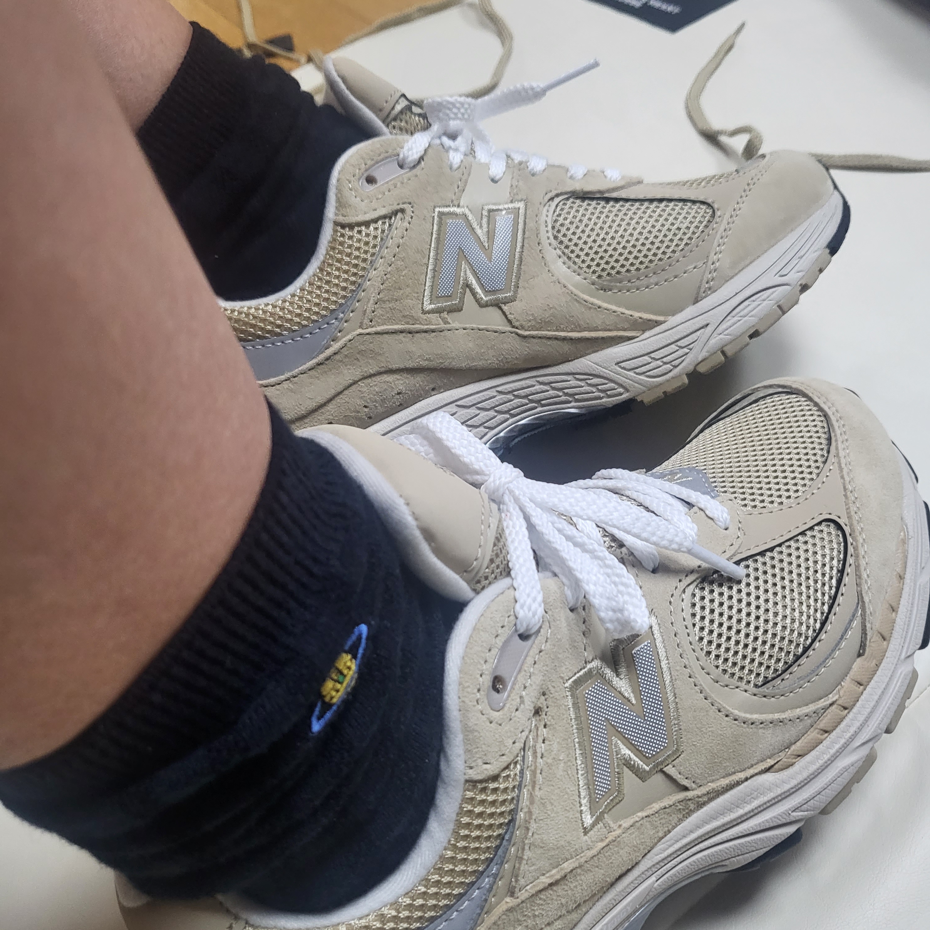 New Balance 2002R T2 Beige 착용 스타일