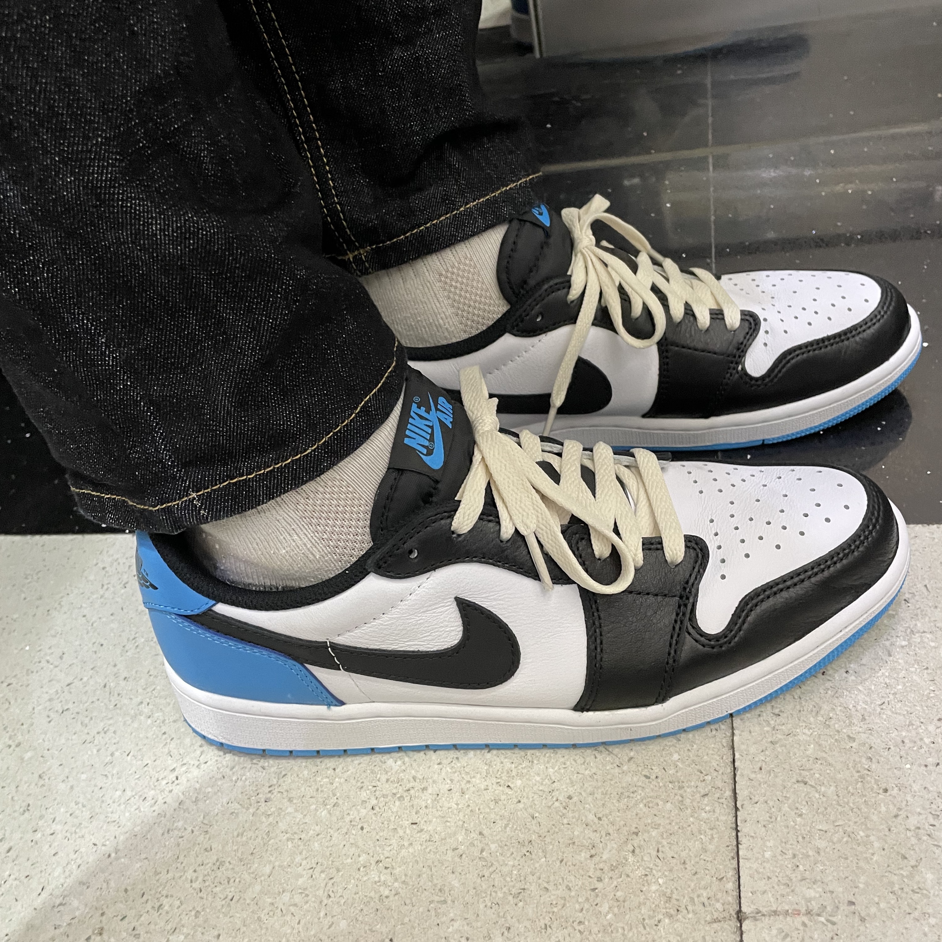 Jordan 1 Retro Low OG Black and Dark Powder Blue 착용 스타일
