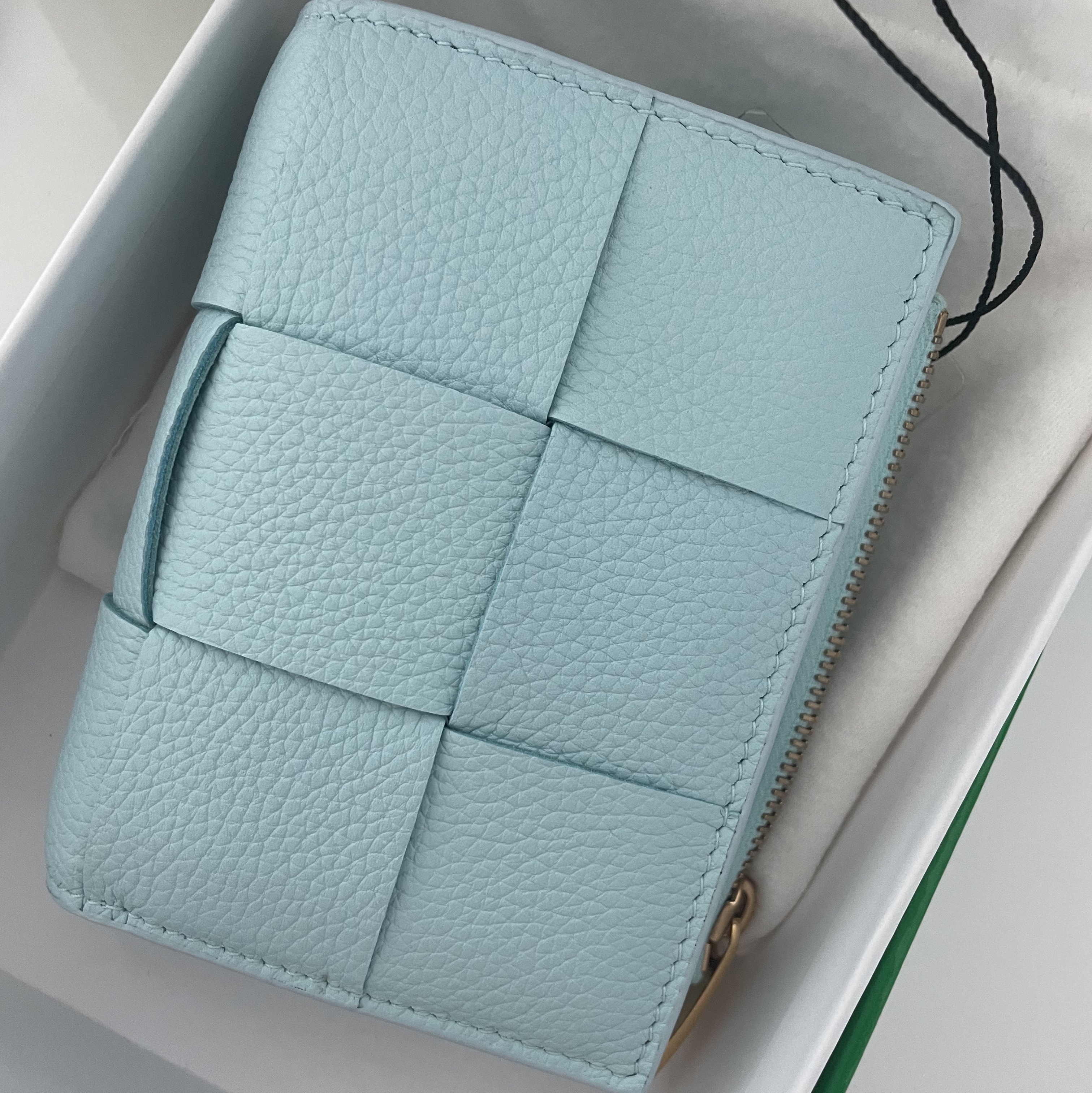 Bottega Veneta Small Bi-Fold Zip Wallet Pale Blue 착용 스타일