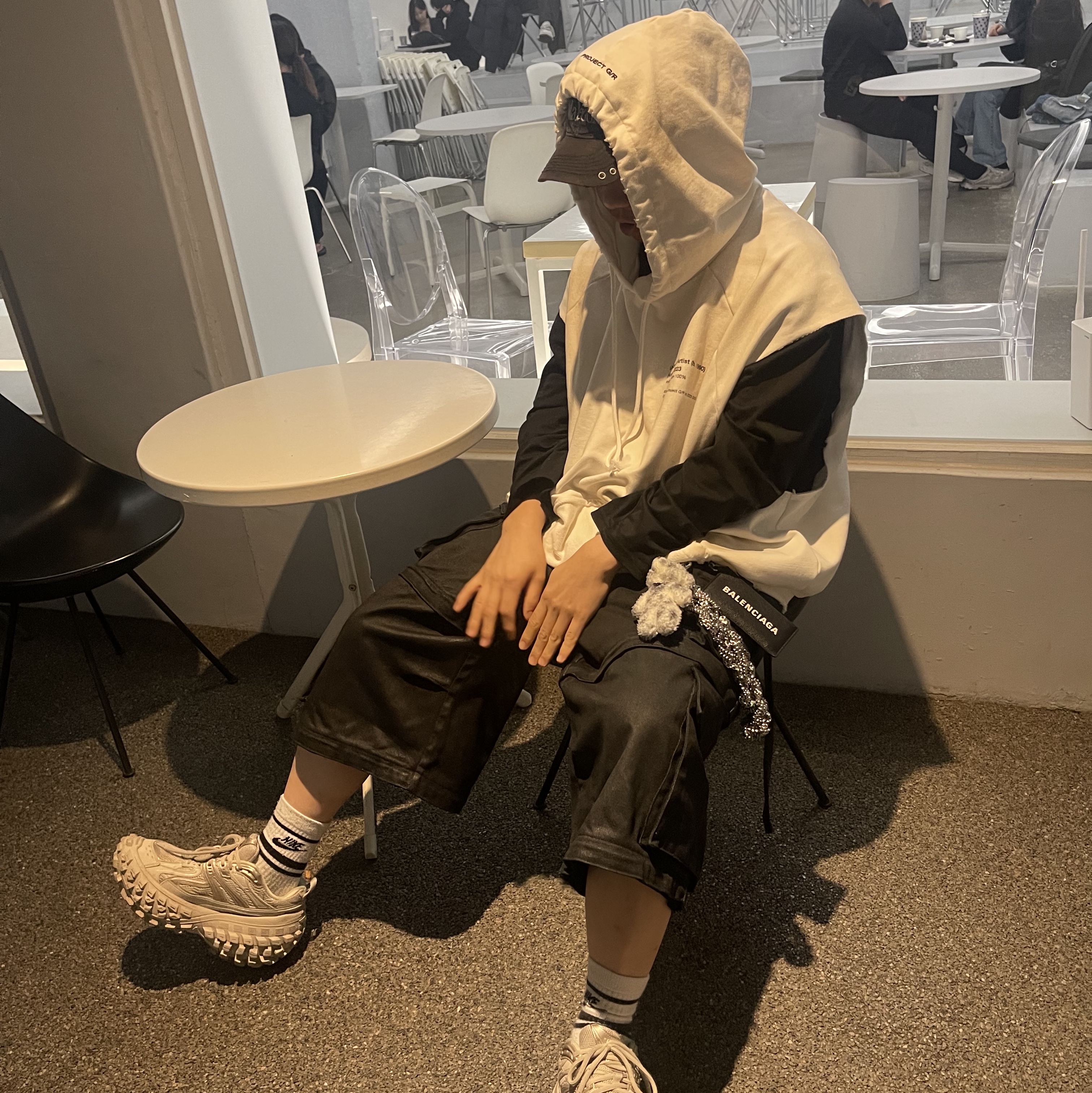 프로젝트 G/R 오버사이즈 컨버터블 카고 팬츠 코티드 블랙, 발렌시아가 디펜더 스니커즈 베이지 착용 스타일 - 3