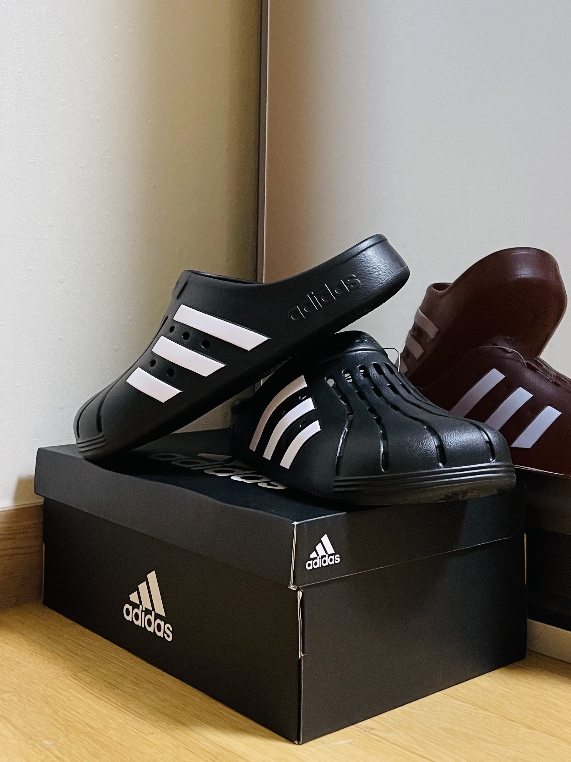 Adidas Adilette Clog Black White 착용 스타일