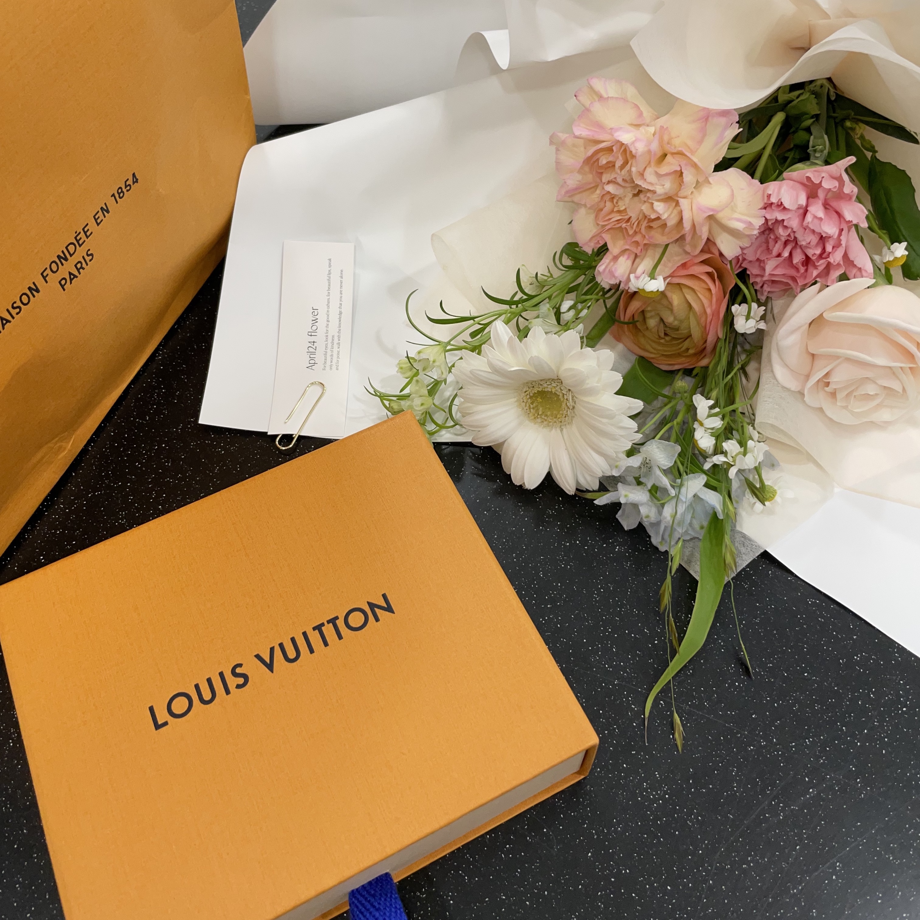 Louis Vuitton Business Card Holder Monogram Embossed Leather Black 착용 스타일