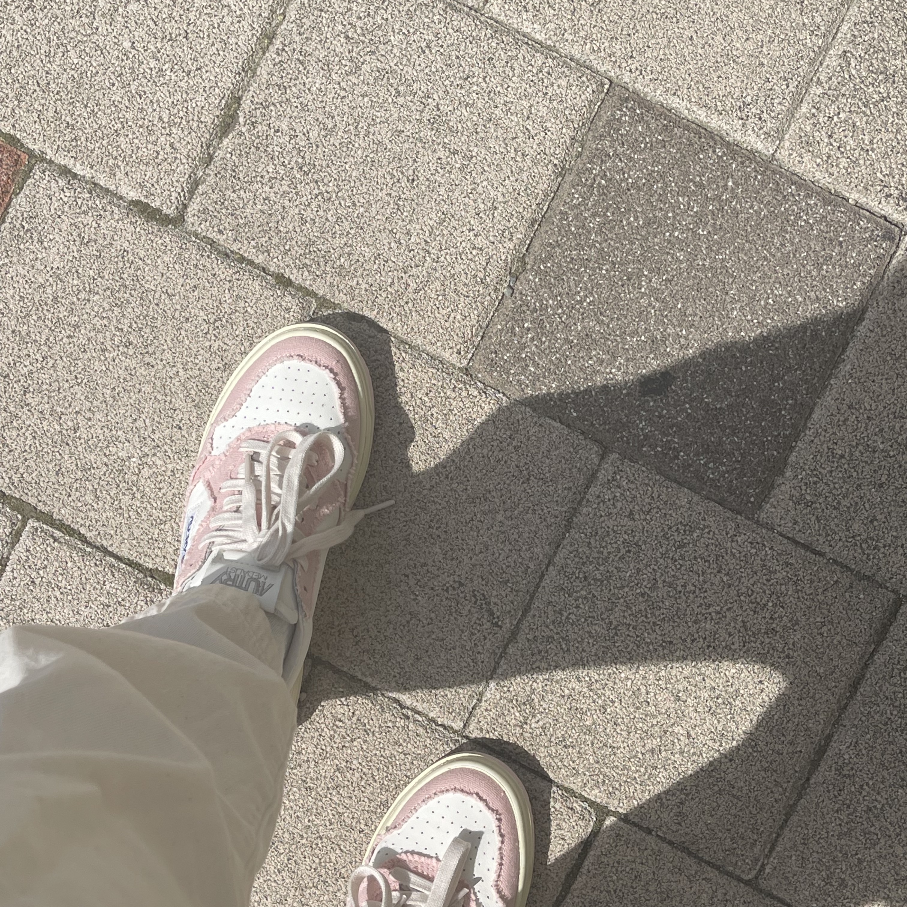 (W) Autry Medalist Low Leather Canvas Sneakers Powder Pink White 착용 스타일 - 1