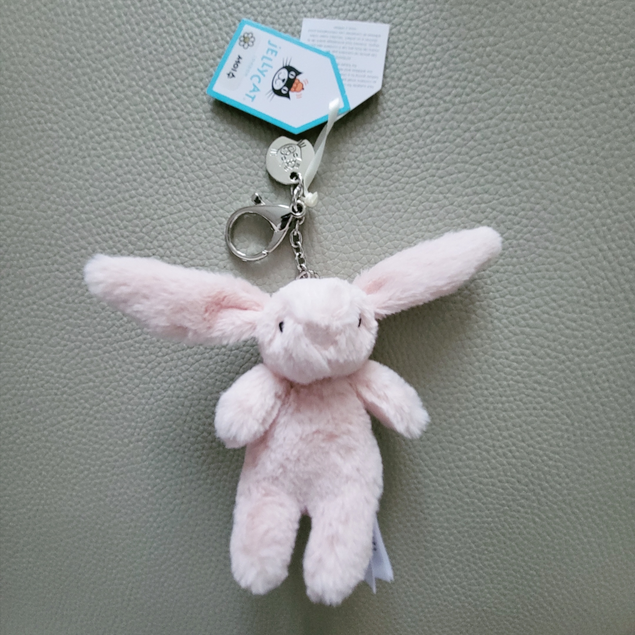 Jellycat Bashful Bunny Bag Charm Blush 착용 스타일 - 1