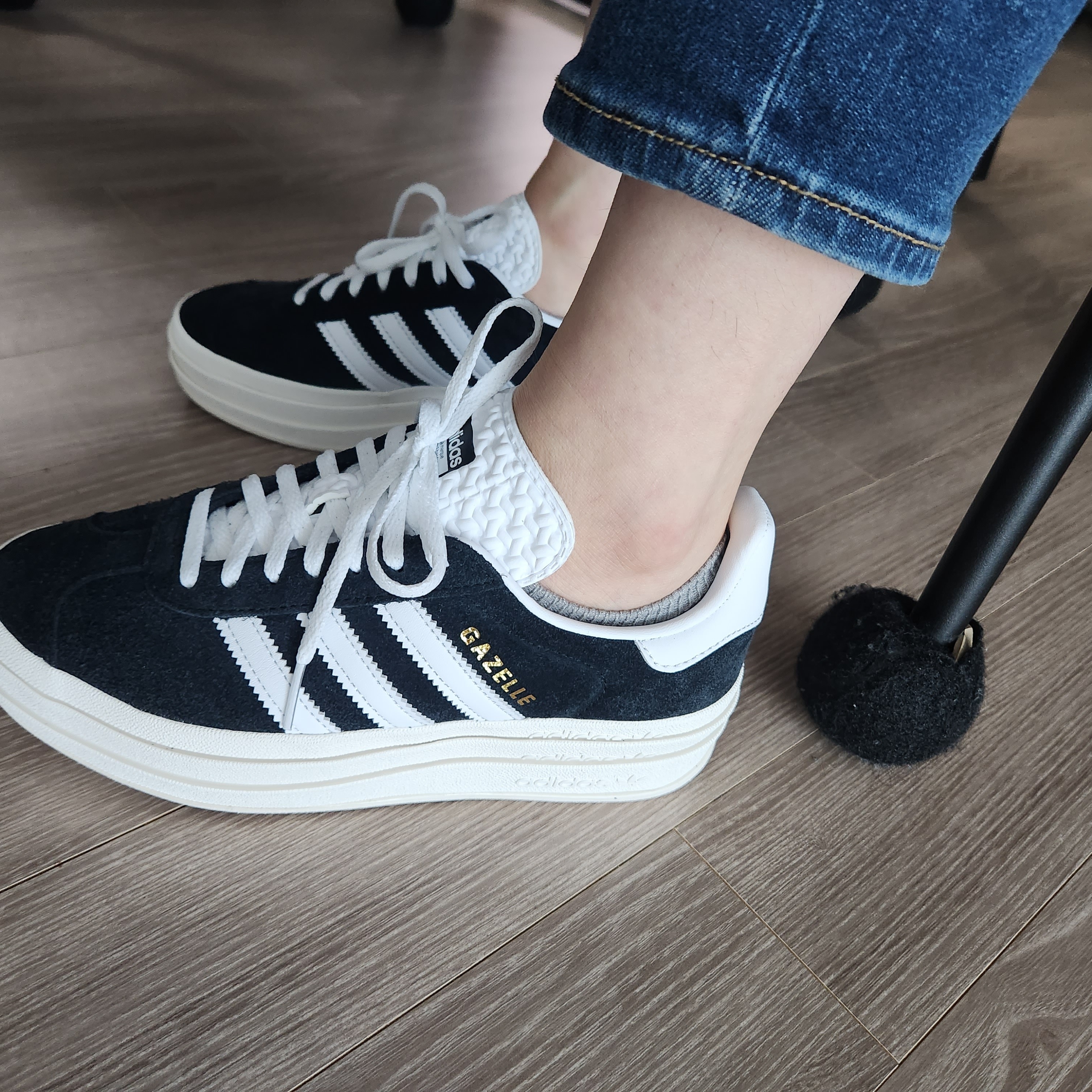 (W) Adidas Gazelle Bold Core Black Cloud White 착용 스타일