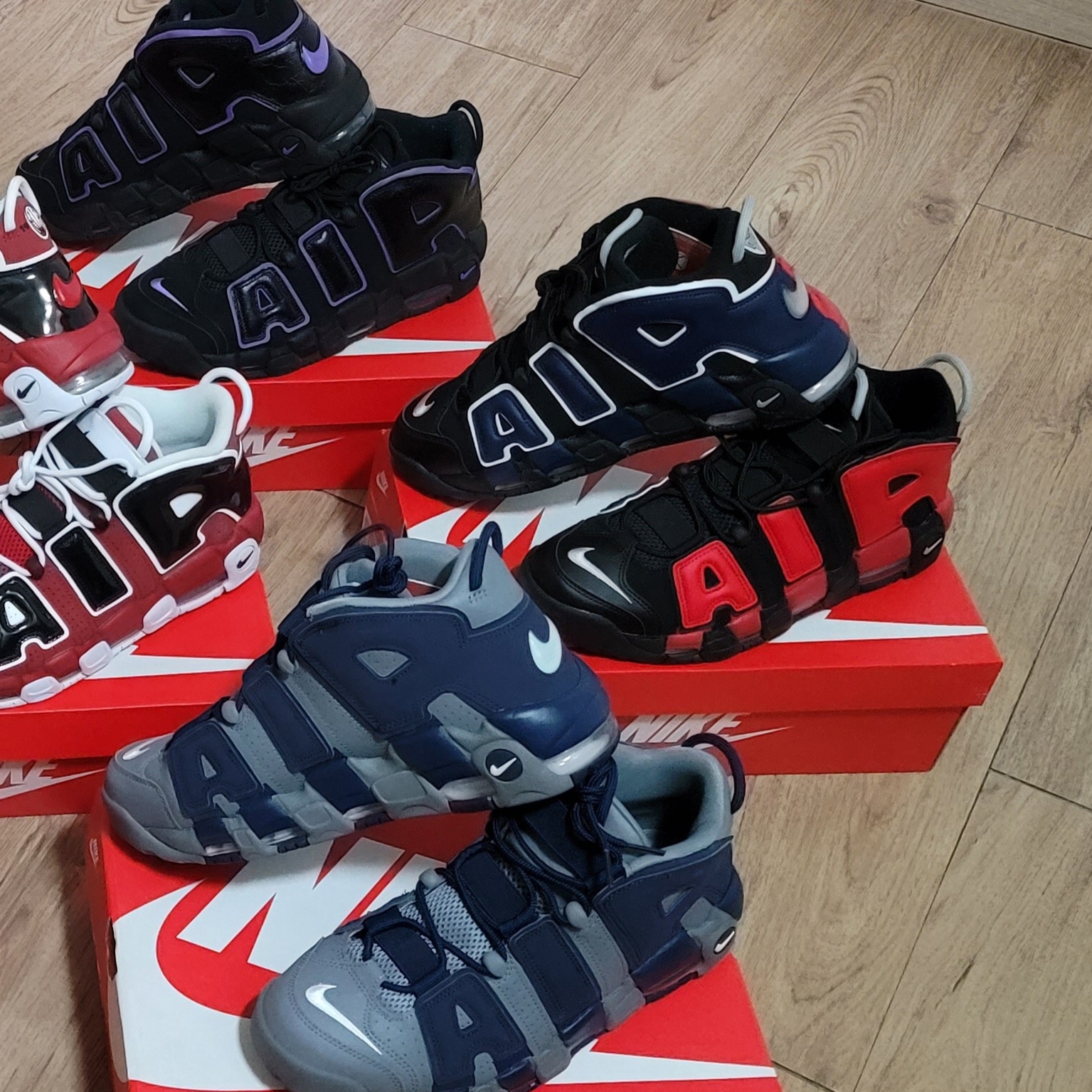 Nike Air More Uptempo 96 Black University Red 착용 스타일 - 2