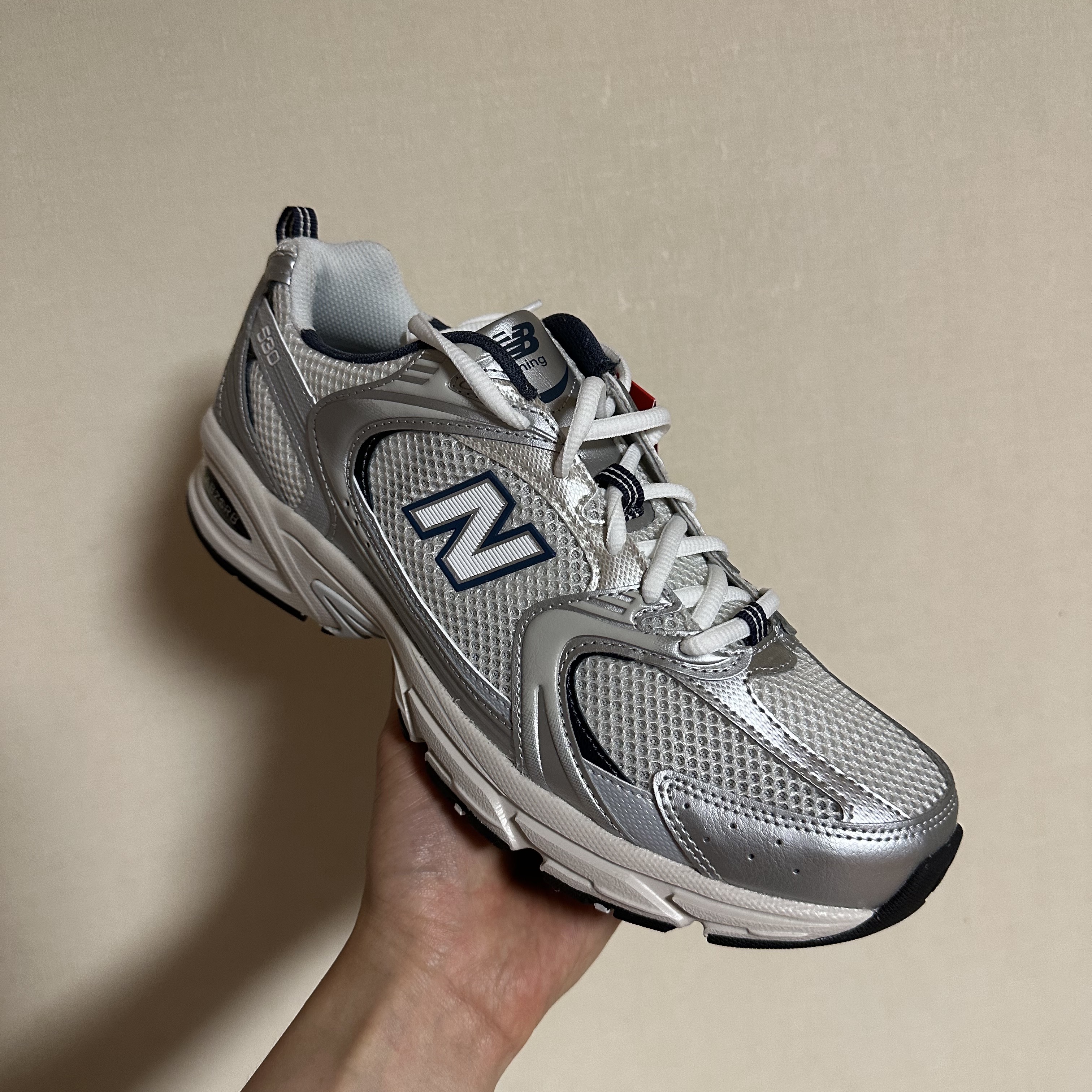 New Balance 530 Steel Grey 착용 스타일 - 2