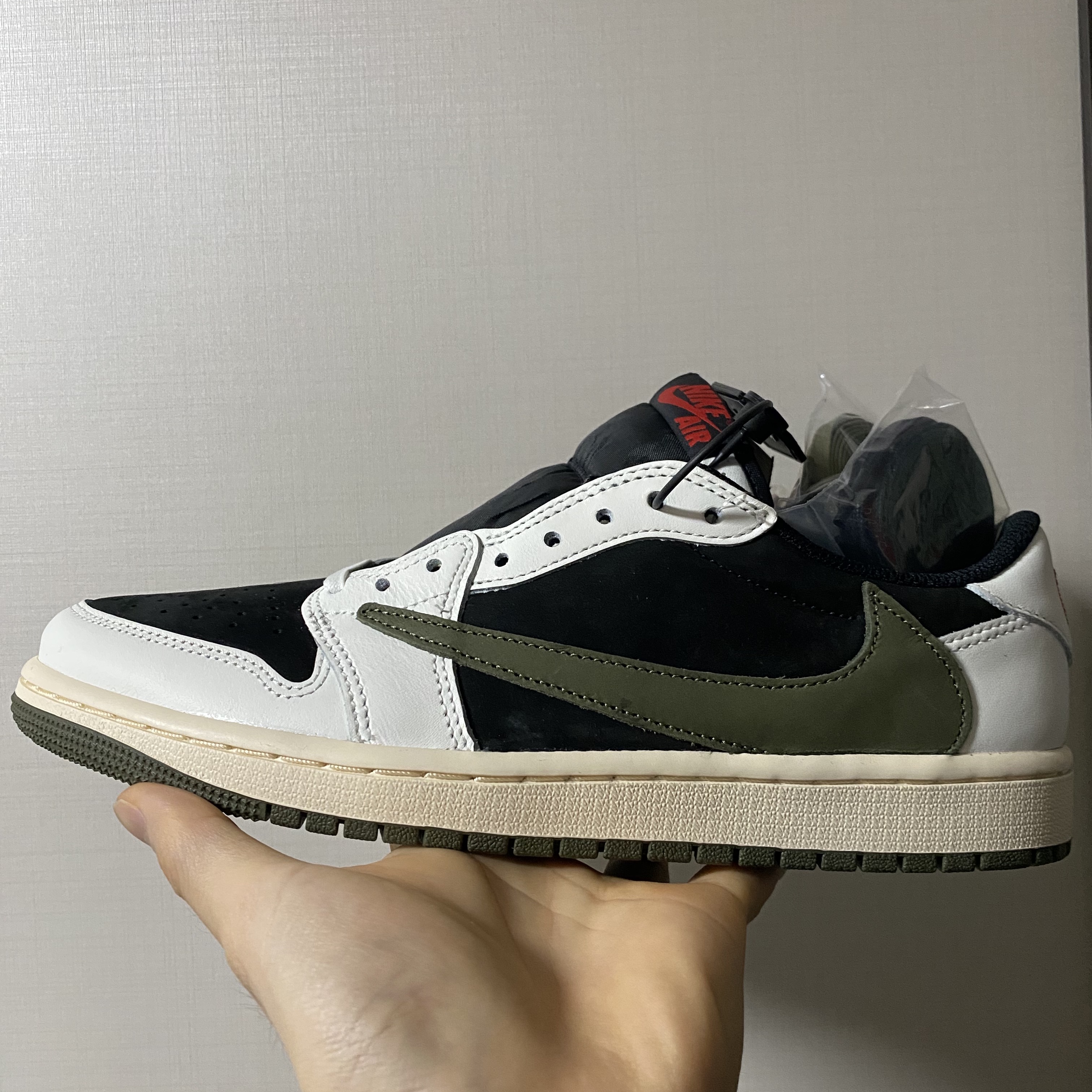 (W) Jordan 1 x Travis Scott Retro Low OG SP Medium Olive 착용 스타일 - 1