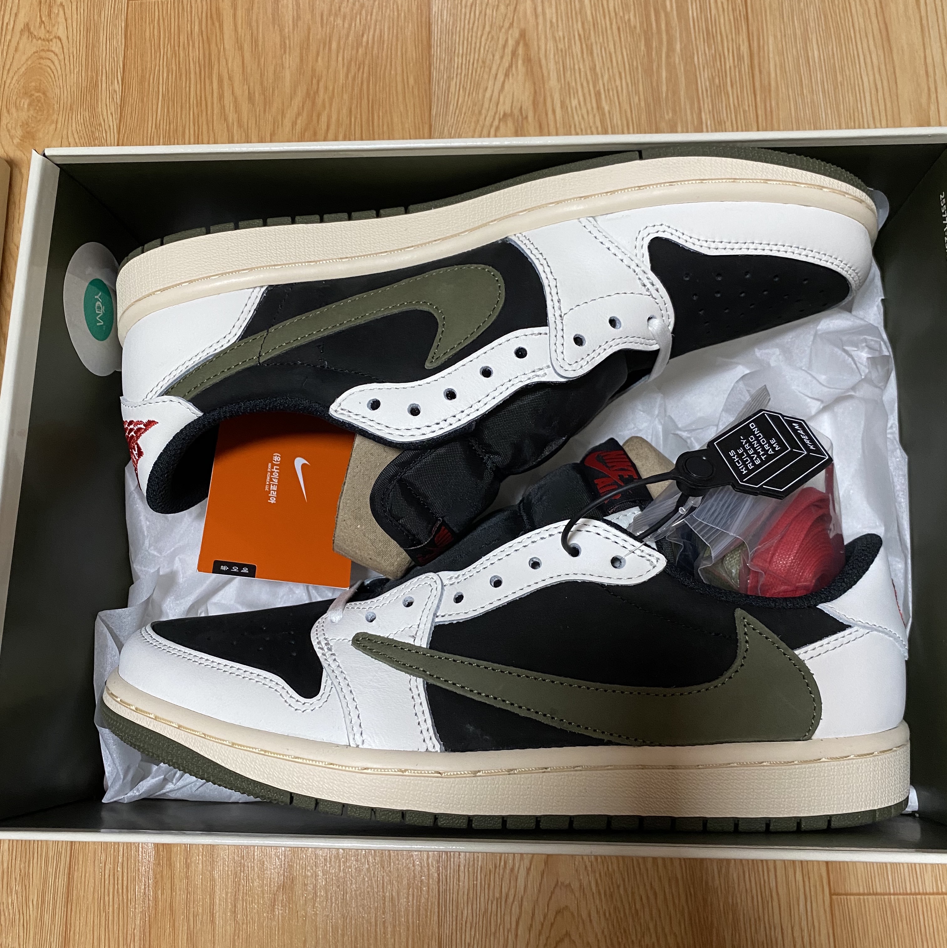 (W) Jordan 1 x Travis Scott Retro Low OG SP Medium Olive 착용 스타일 - 2