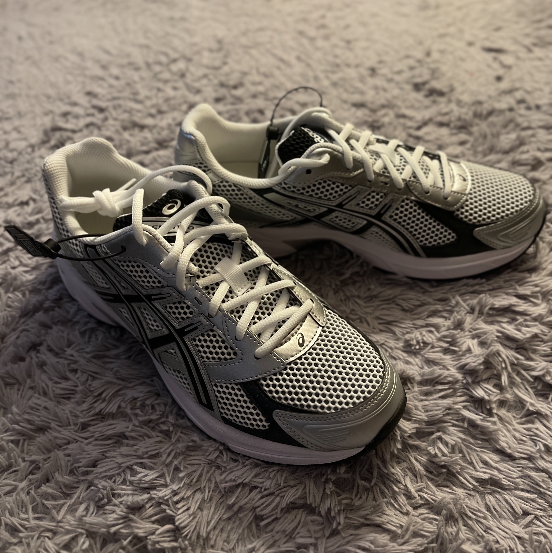 Asics Gel-1130 White Black, New Balance 530 Premium Vintage Grey Matter 착용 스타일 - 5