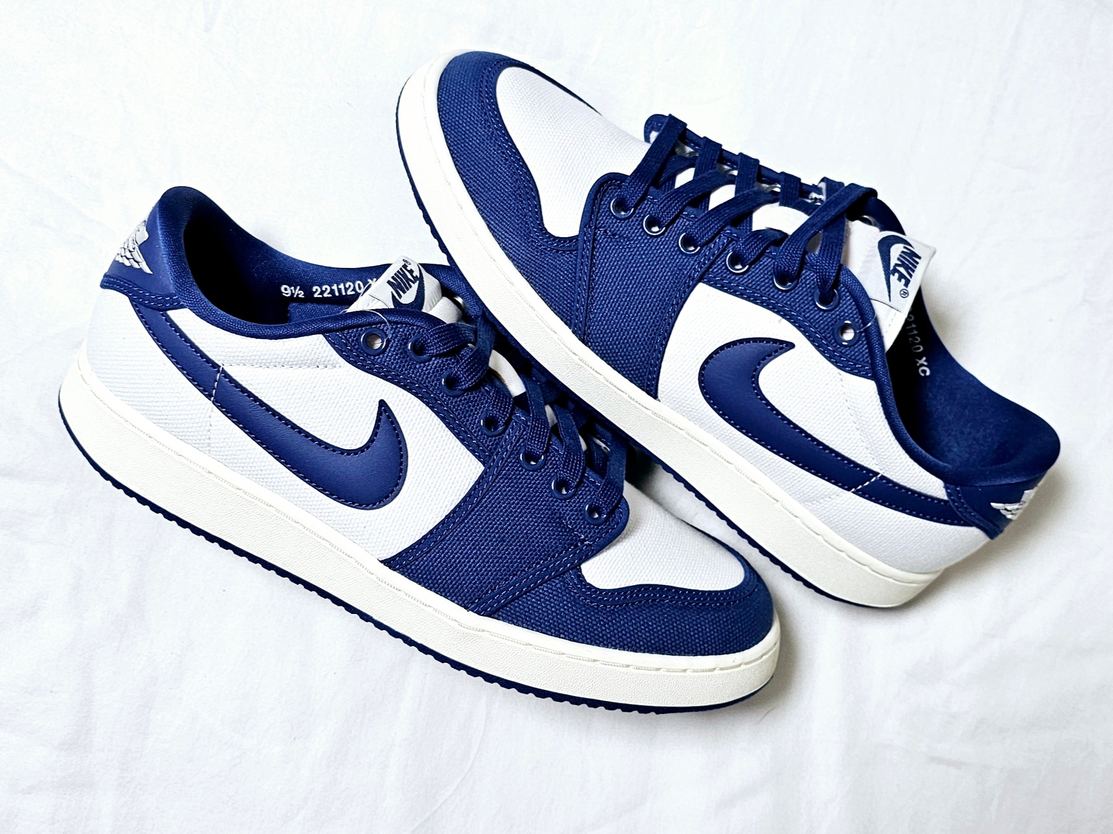 Jordan 1 KO Low White Dark Royal Blue 착용 스타일 - 1
