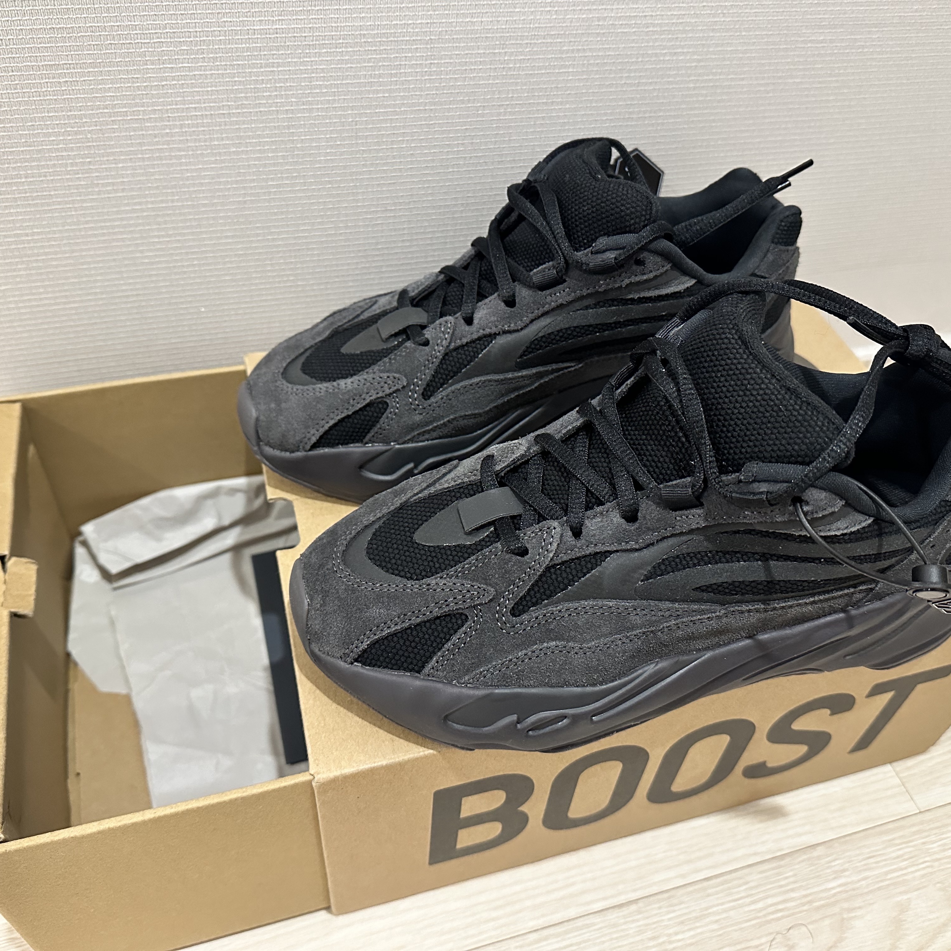 아디다스 이지 부스트 700 V2 반타 2019, 아디다스 이지 부스트 700 웨이브 러너 솔리드 그레이 2021/2022 착용 스타일 - 2