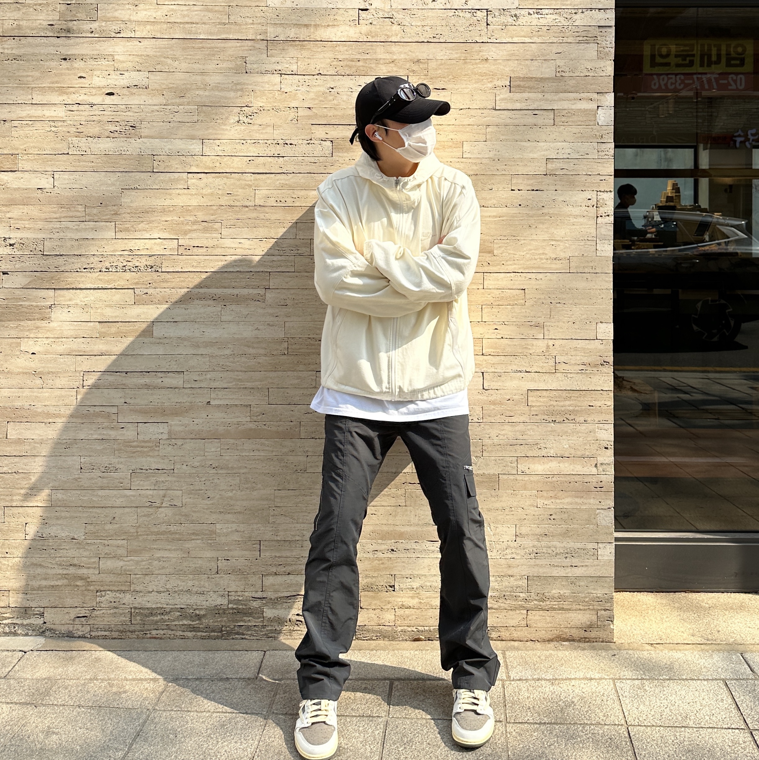 Gentle Monster x Maison Margiela MM005 Black Black, Apple AirPods Pro 2nd Gen (Korean Ver.) 착용 스타일